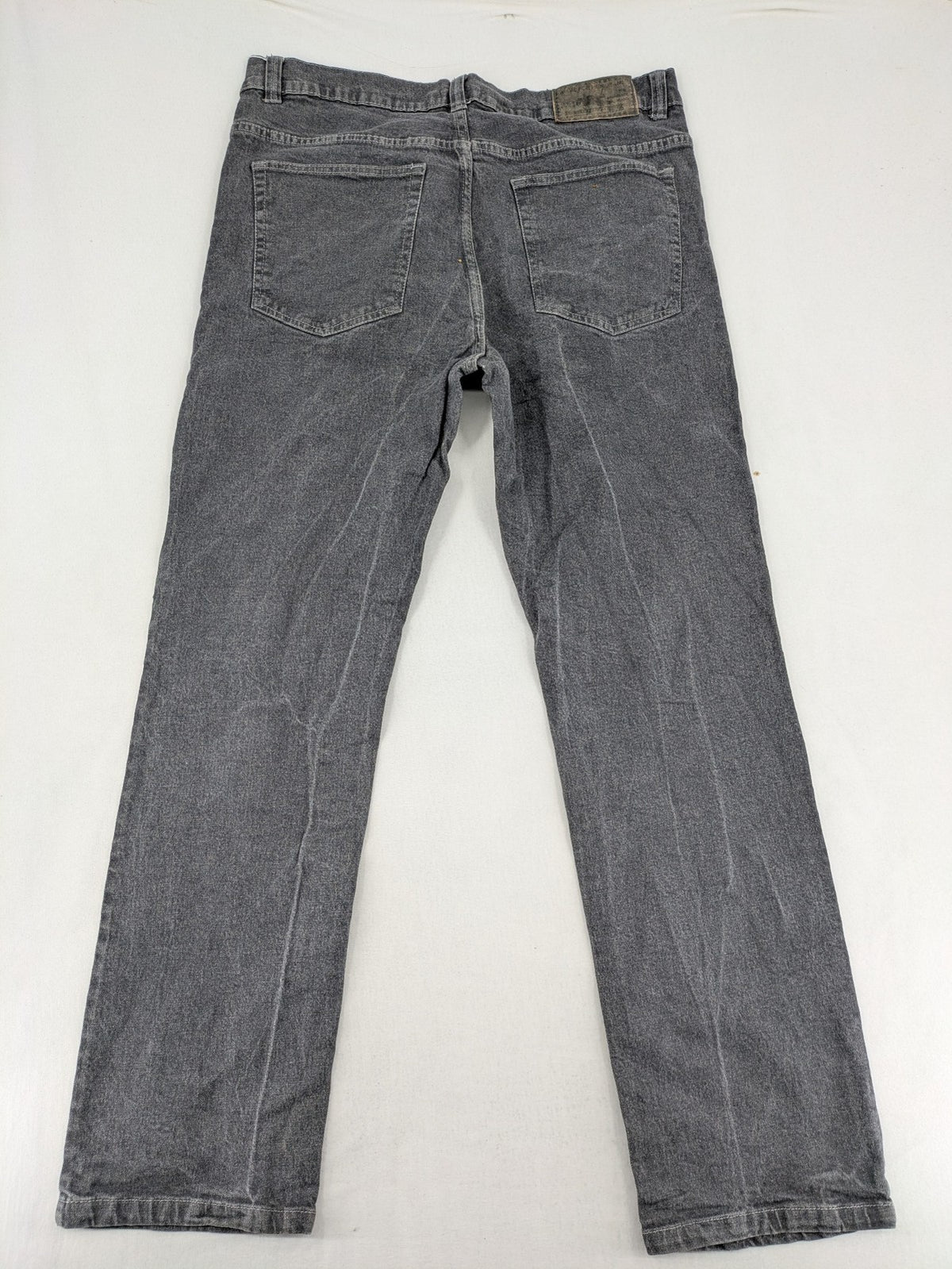 Atlas For Men grey straight jeans 5-pocket design with stretch material for comfort.