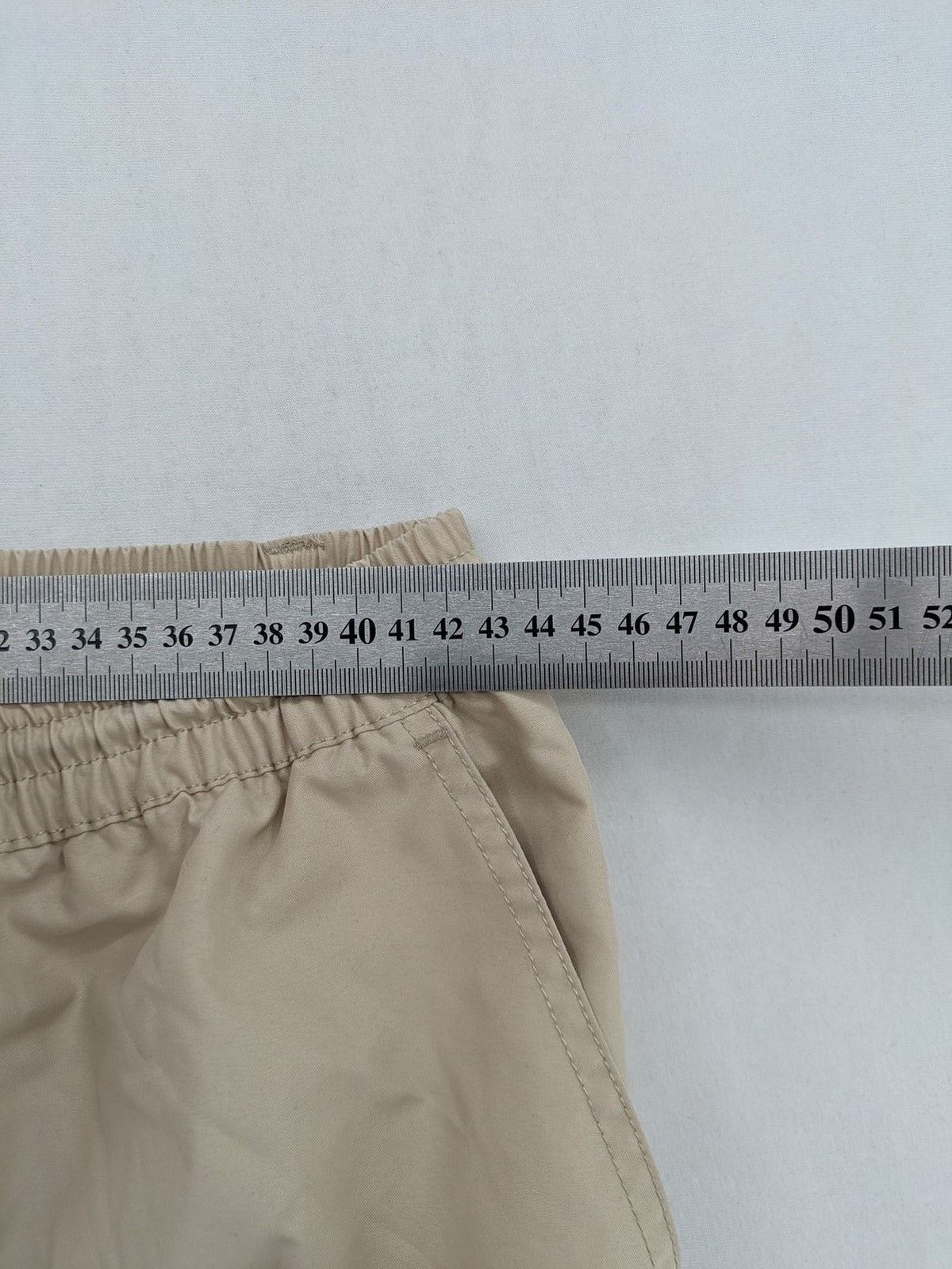 MAI Fashion beige cargo shorts with elastic waistband and spacious side pockets.