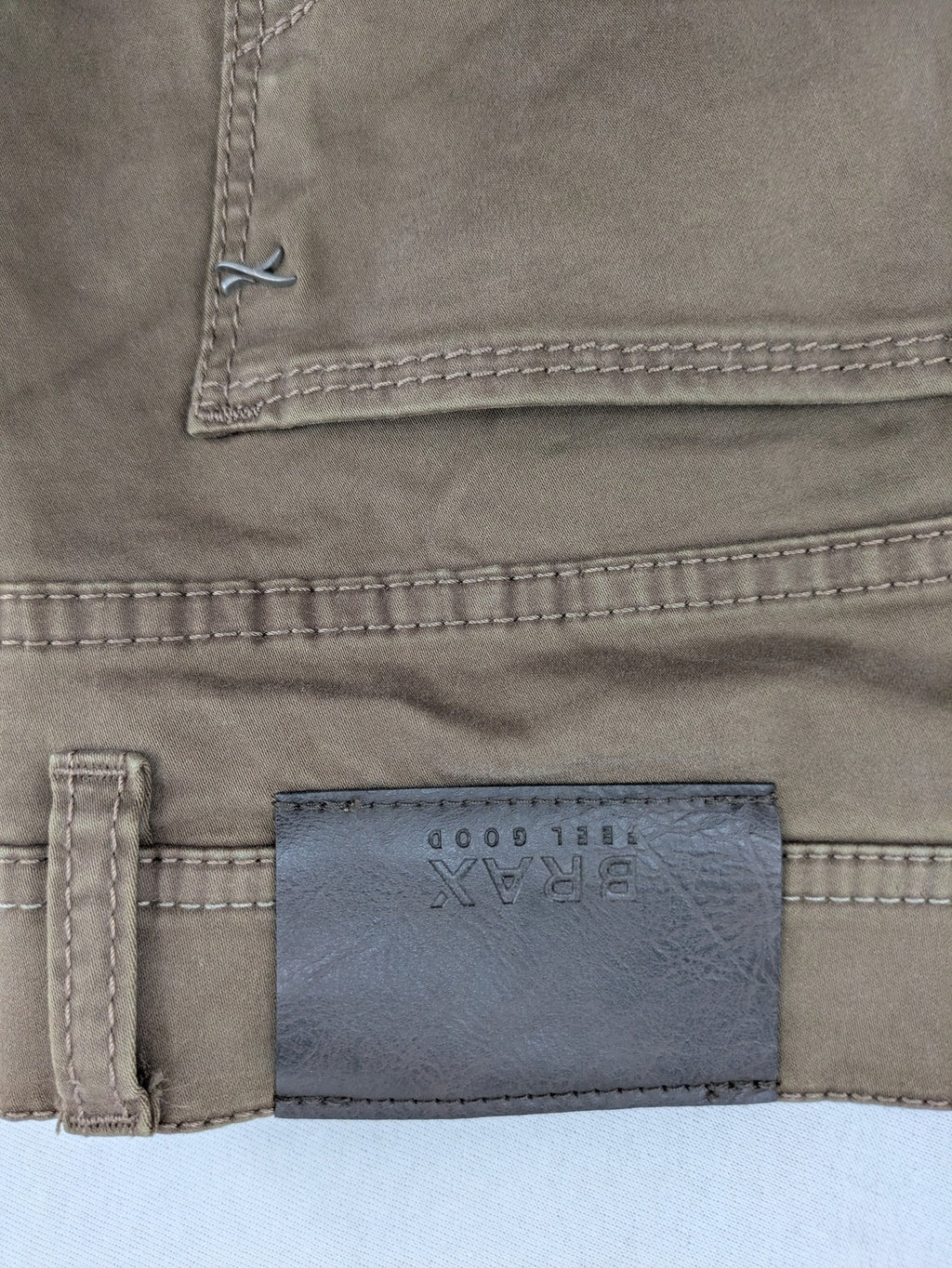 BRAX khaki chinos Cooper Fancy regular fit soft cotton blend with logo detail.