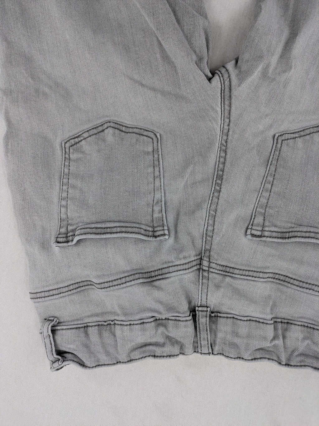 C&A grey skinny jeans for girls, soft stretch denim, classic fit, versatile wash.