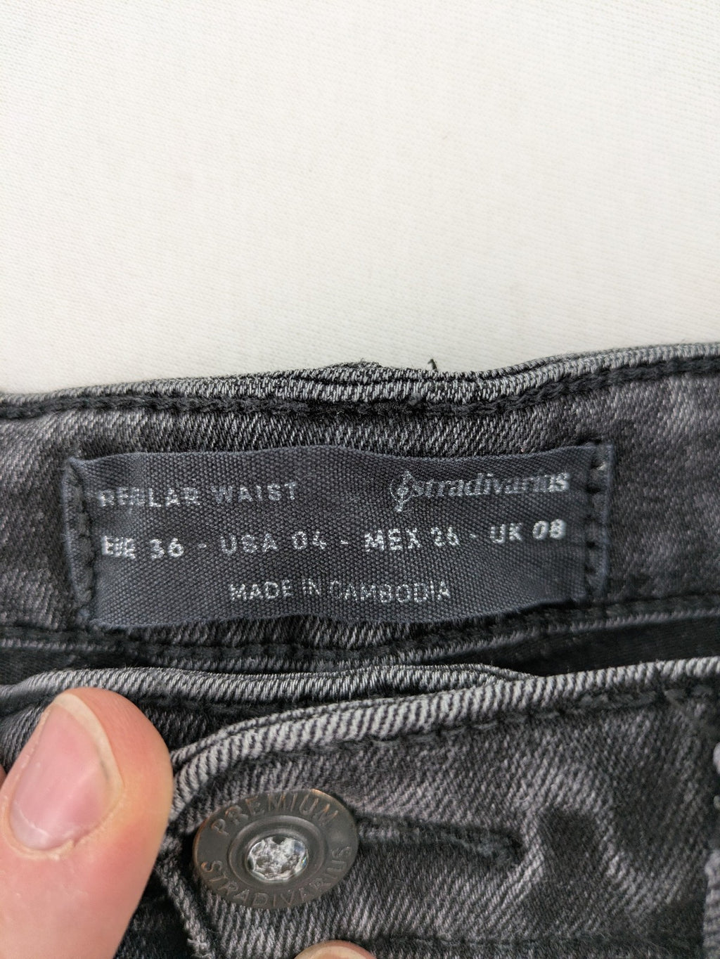 Stradivarius grey skinny jeans with distressed finish and ankle zippers, five-pocket style.