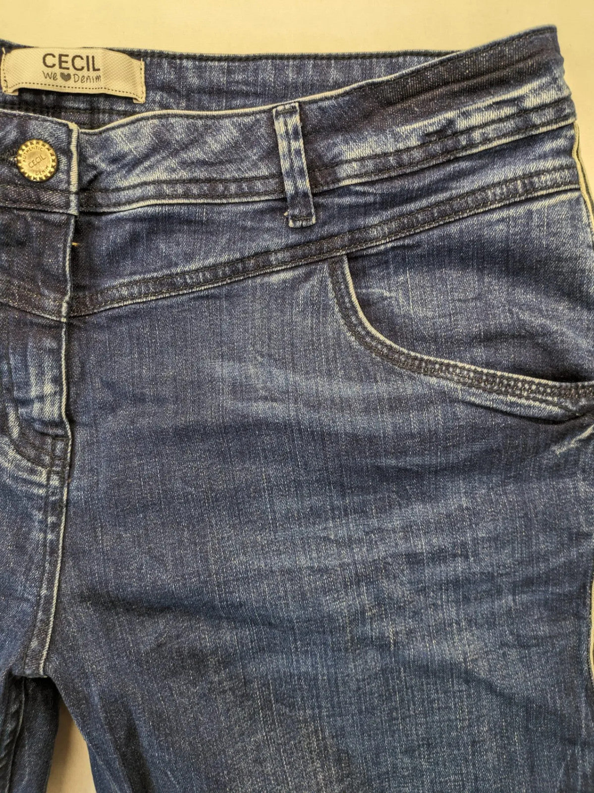 Cecil blue straight jeans with grey side stripe, five-pocket style, stretch denim.