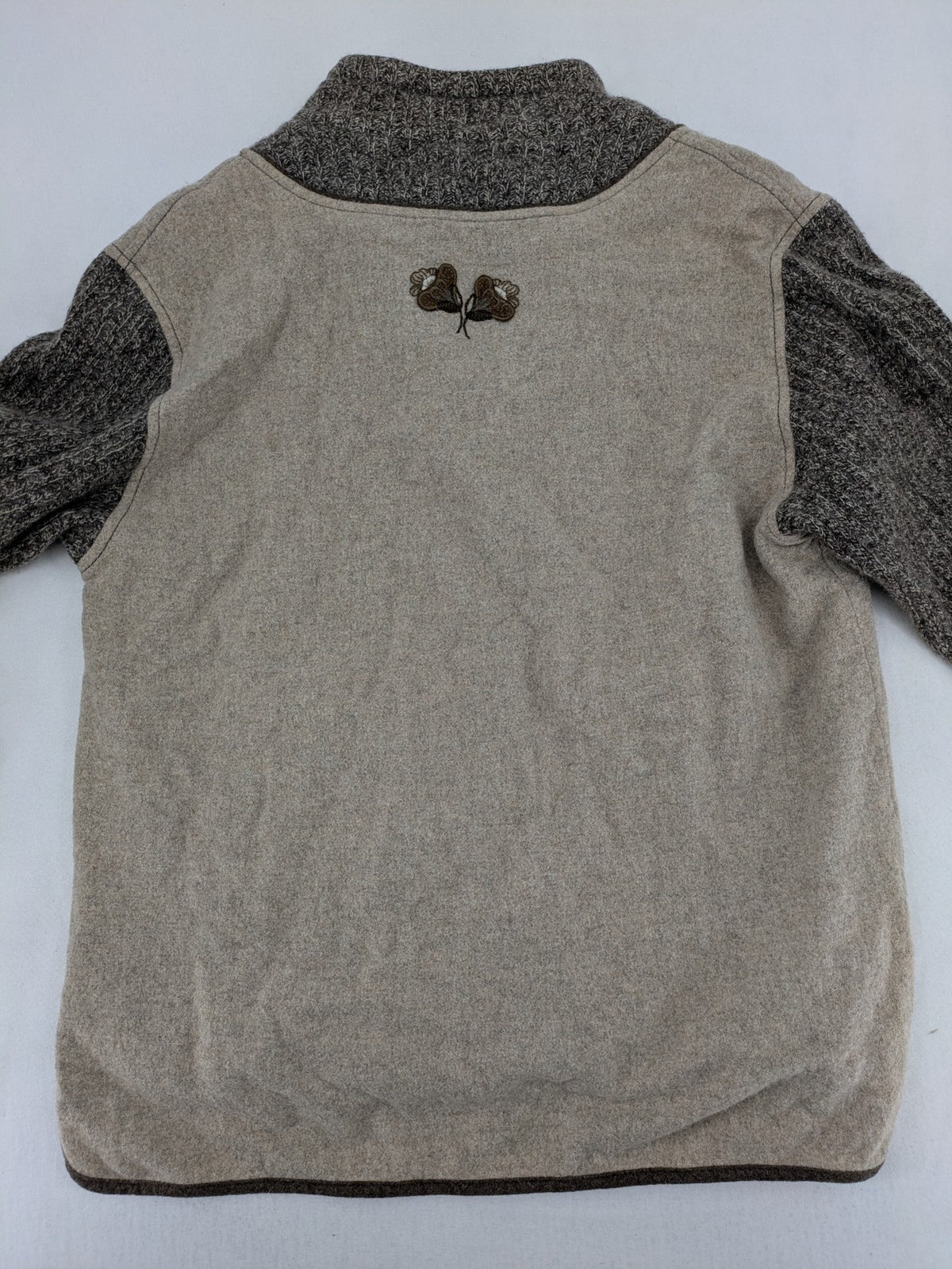 Perry Country beige Trachtenpullover 100% Schurwolle mit Edelweiß-Stickerei und Knebelverschlüssen.