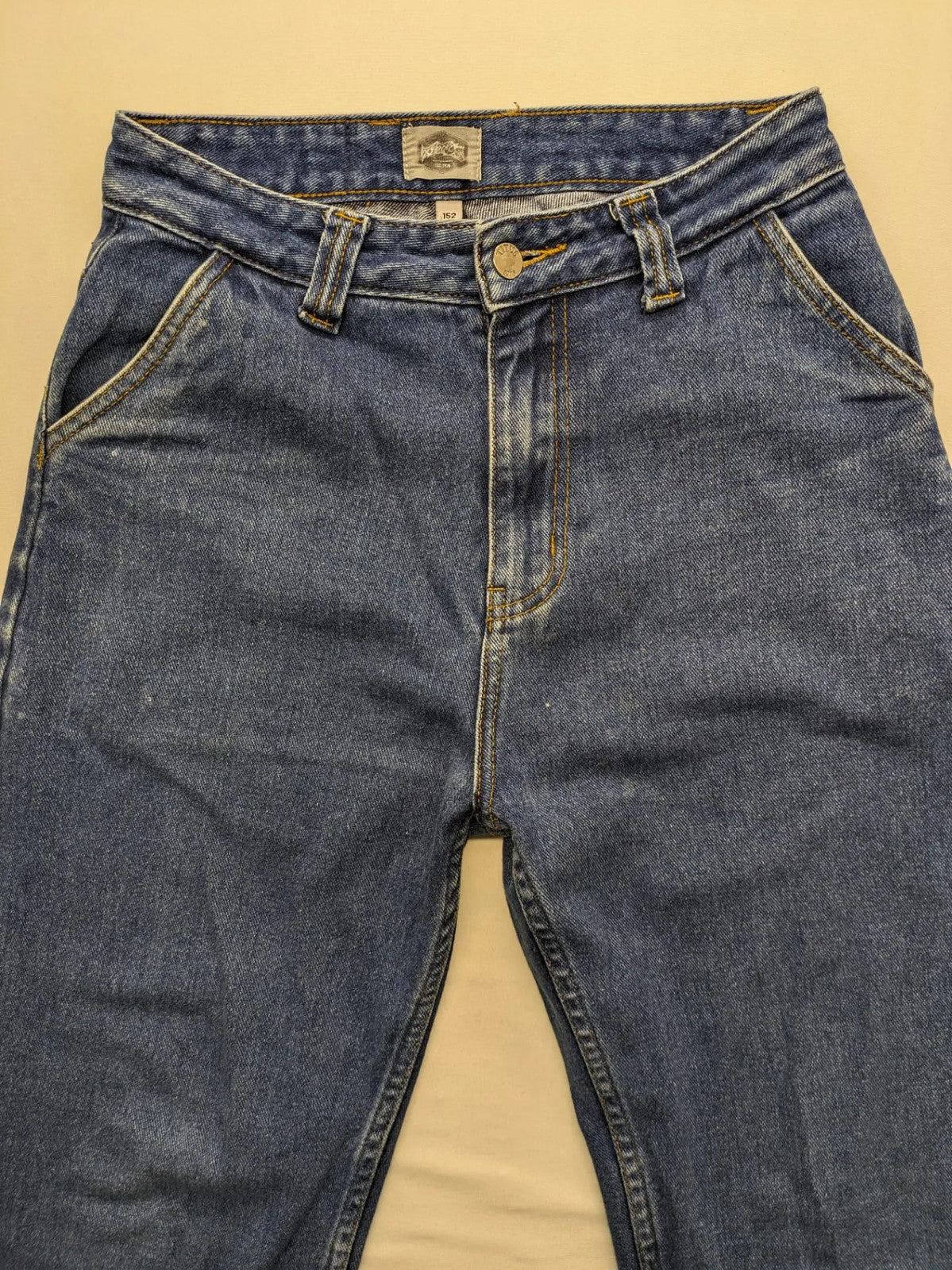 Ozzy blue straight jeans vintage 90s with pink logo patch and classic wash.