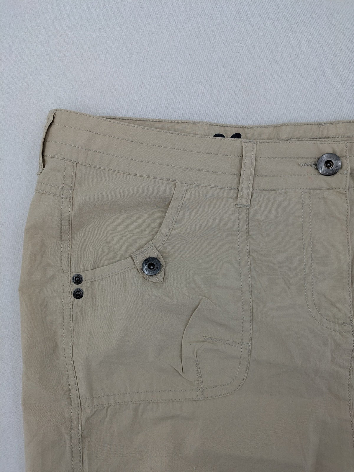 ESMARA beige cargo mini skirt with utility pockets and classic zipper button closure.
