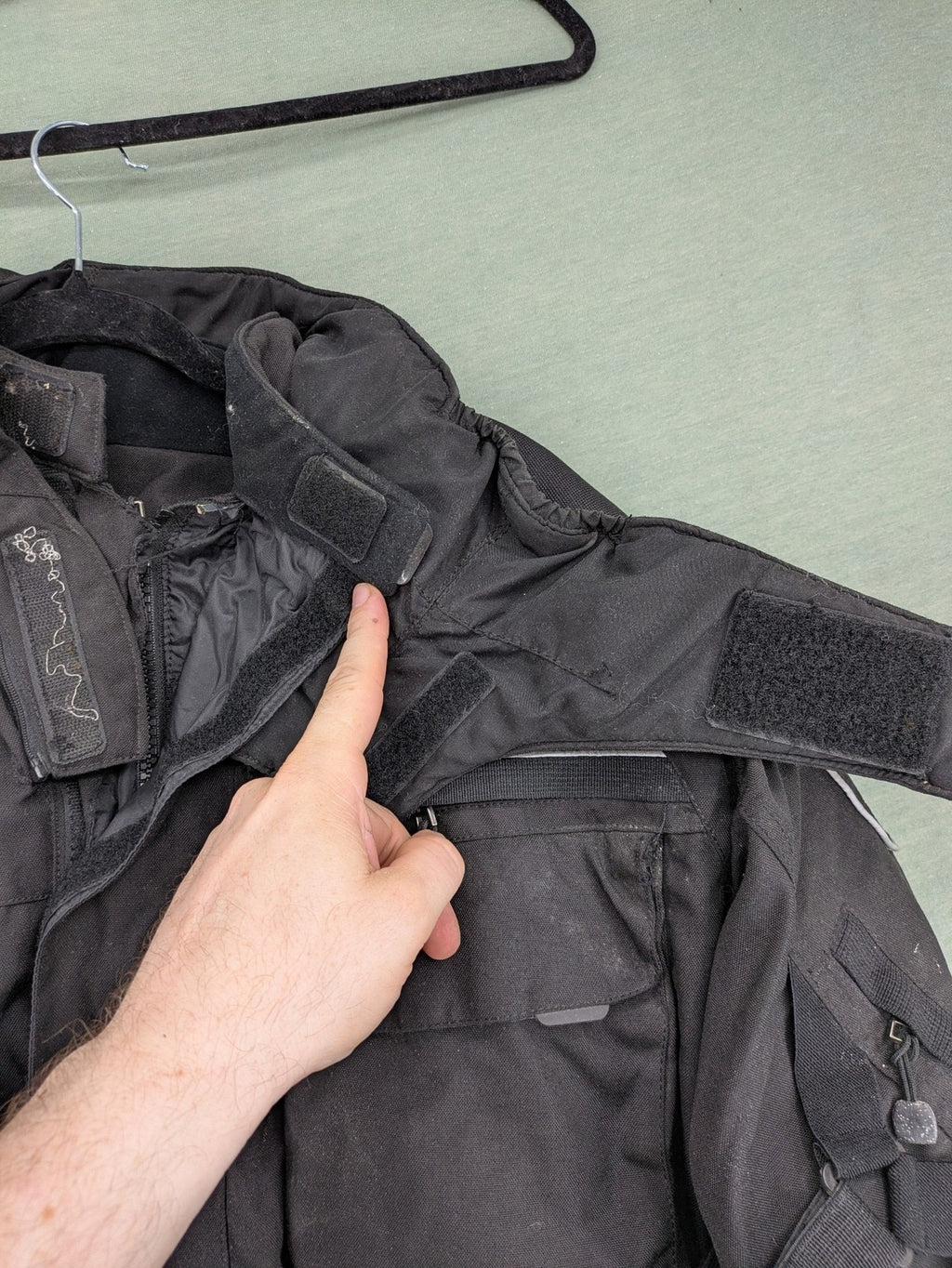 Advanced Experience black motorcycle jacket with Z-Liner membrane and CE protectors, durable Cordura material.