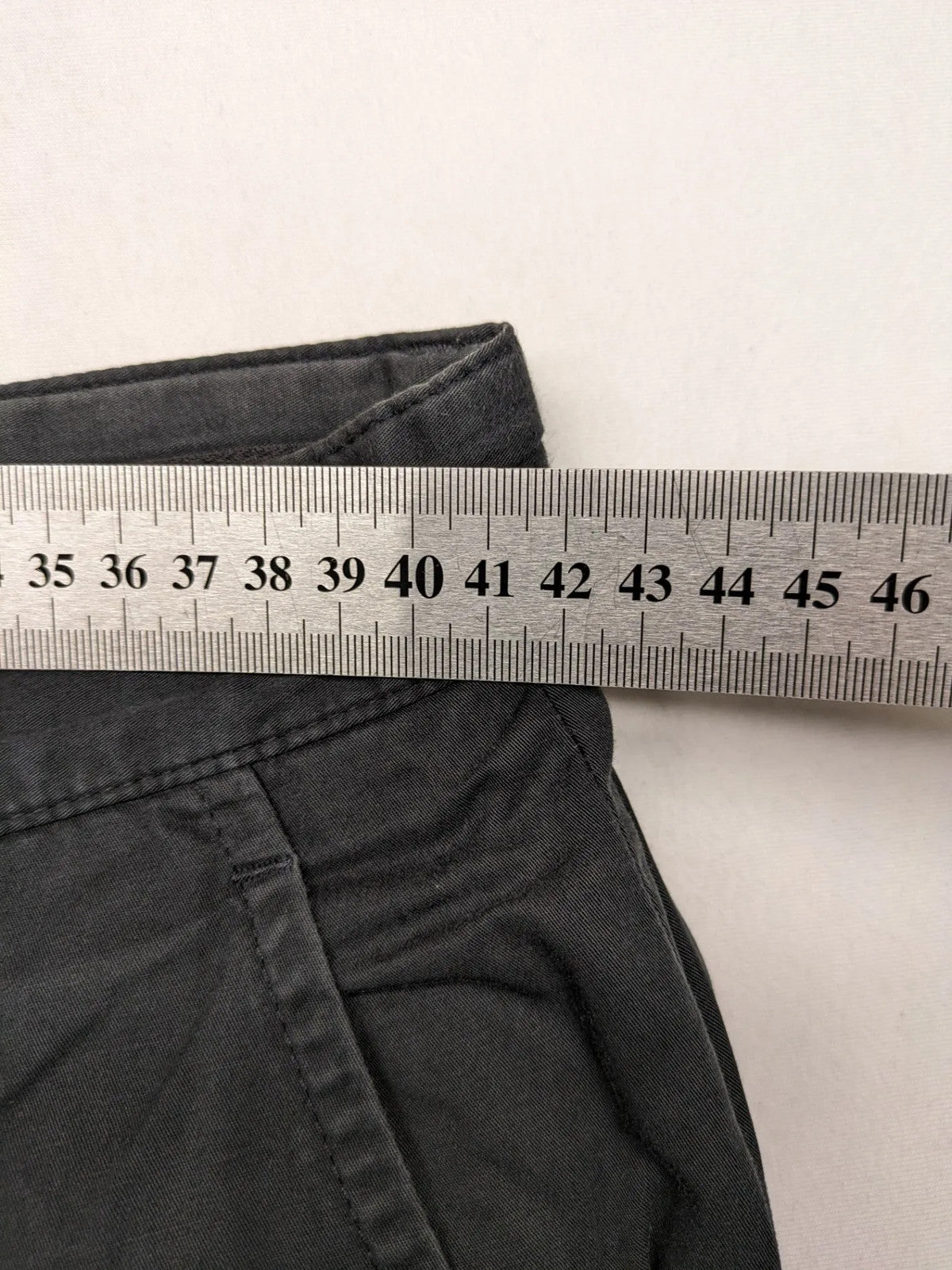 BOSS Hugo Boss grey chinos with button and zipper closure, classic design, 100% cotton.
