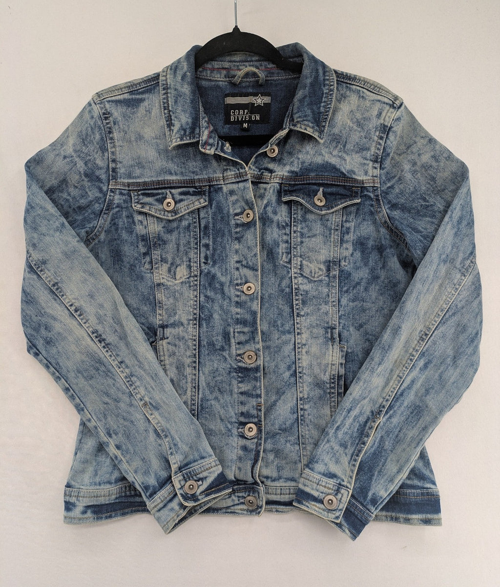 Baumwolle blue denim trucker jacket acid wash with button closure and chest pockets.
