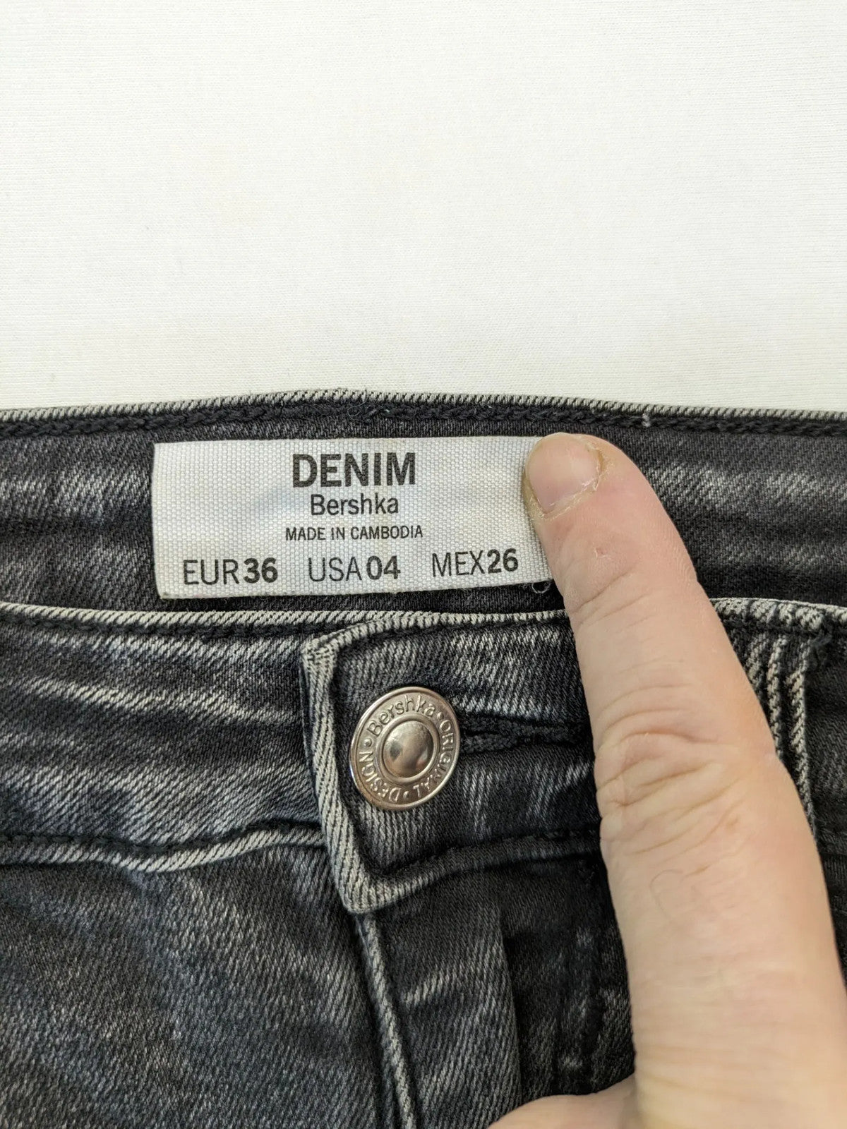 Bershka grey-black skinny jeans high waist acid wash with classic 5-pocket design.