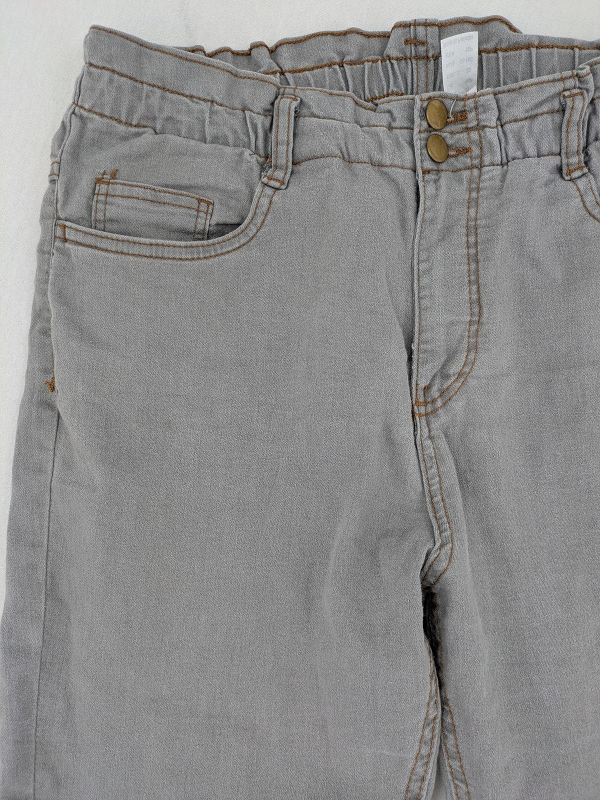 Damen grey paperbag jeans high waist with elastic waistband and contrasting stitching details.