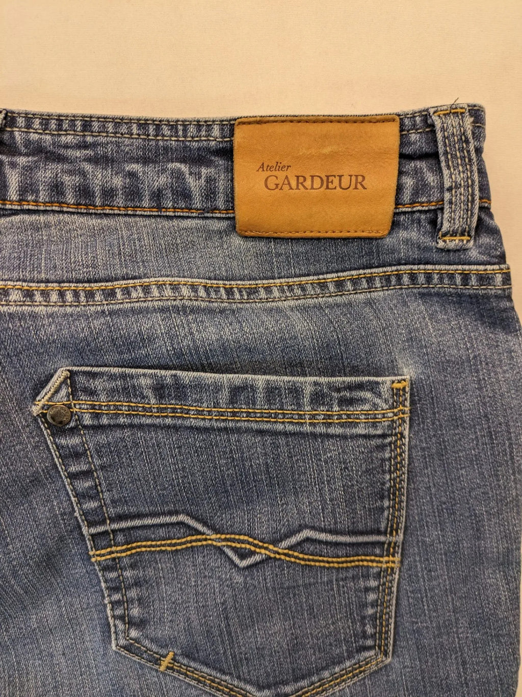 Atelier Gardeur blue straight jeans with five-pocket design and Superflex technology.