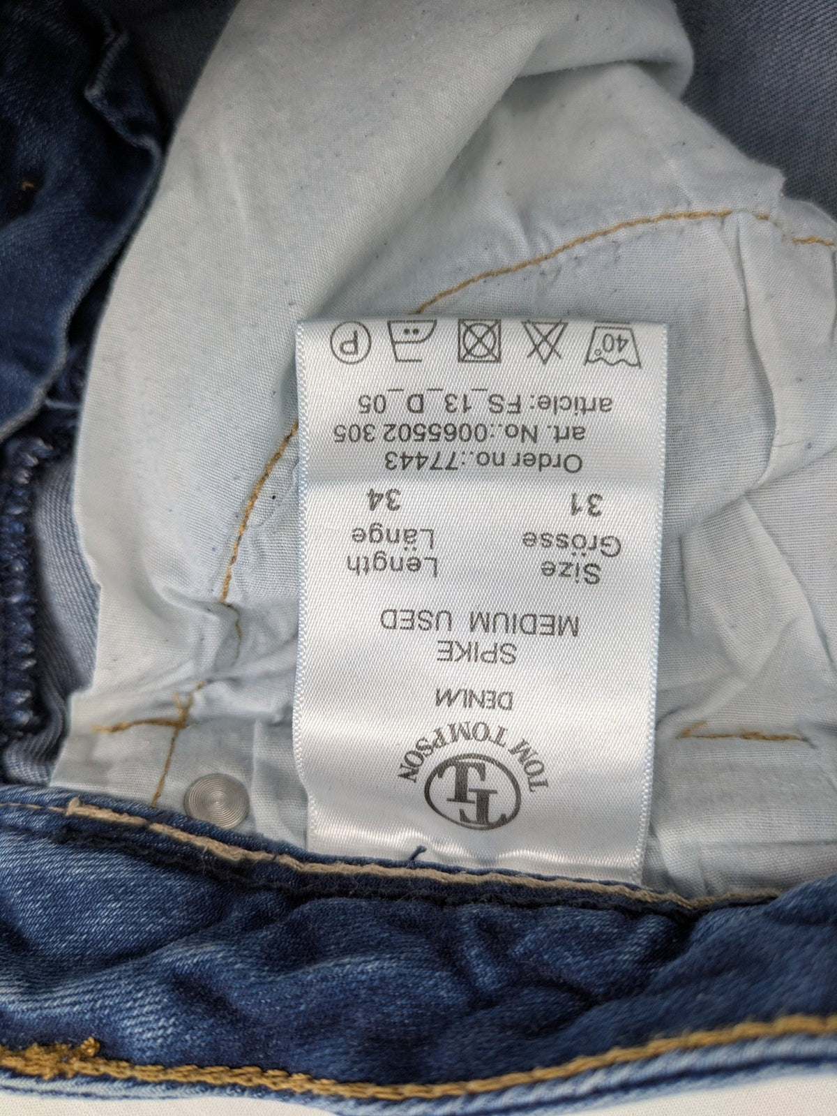 Tom Tompson blue straight jeans with classic 5-pocket style and subtle used effects.