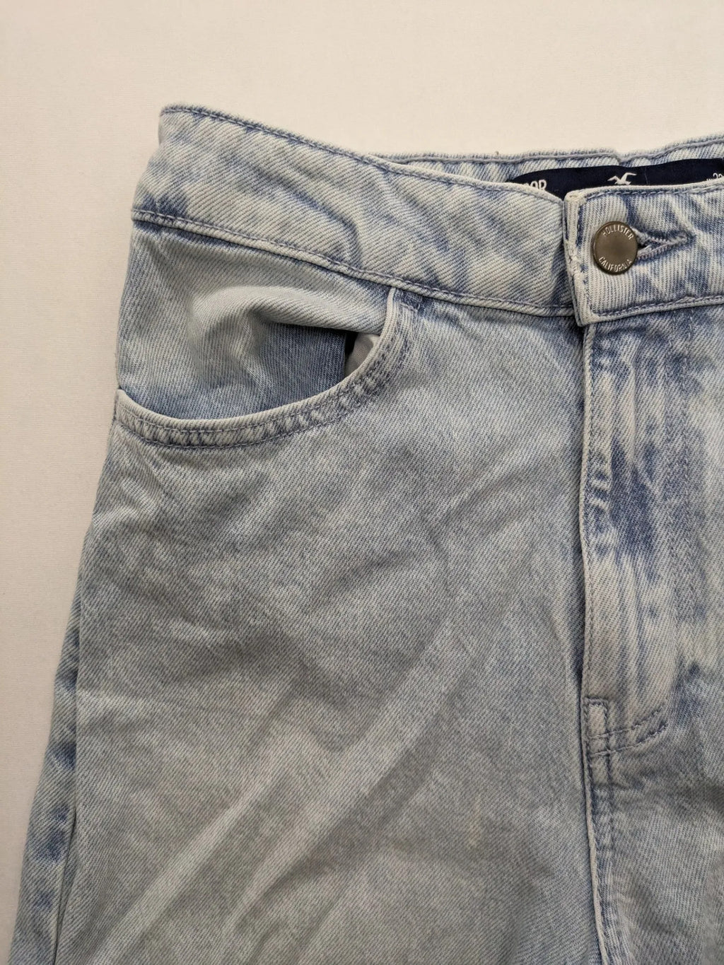 Hollister blue straight jeans ultra high-rise wide leg with frayed hem and classic five-pocket design.