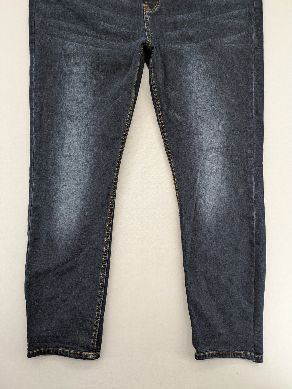 Multiblu blue straight jeans medium waist used look 5-pocket design with button and zipper.