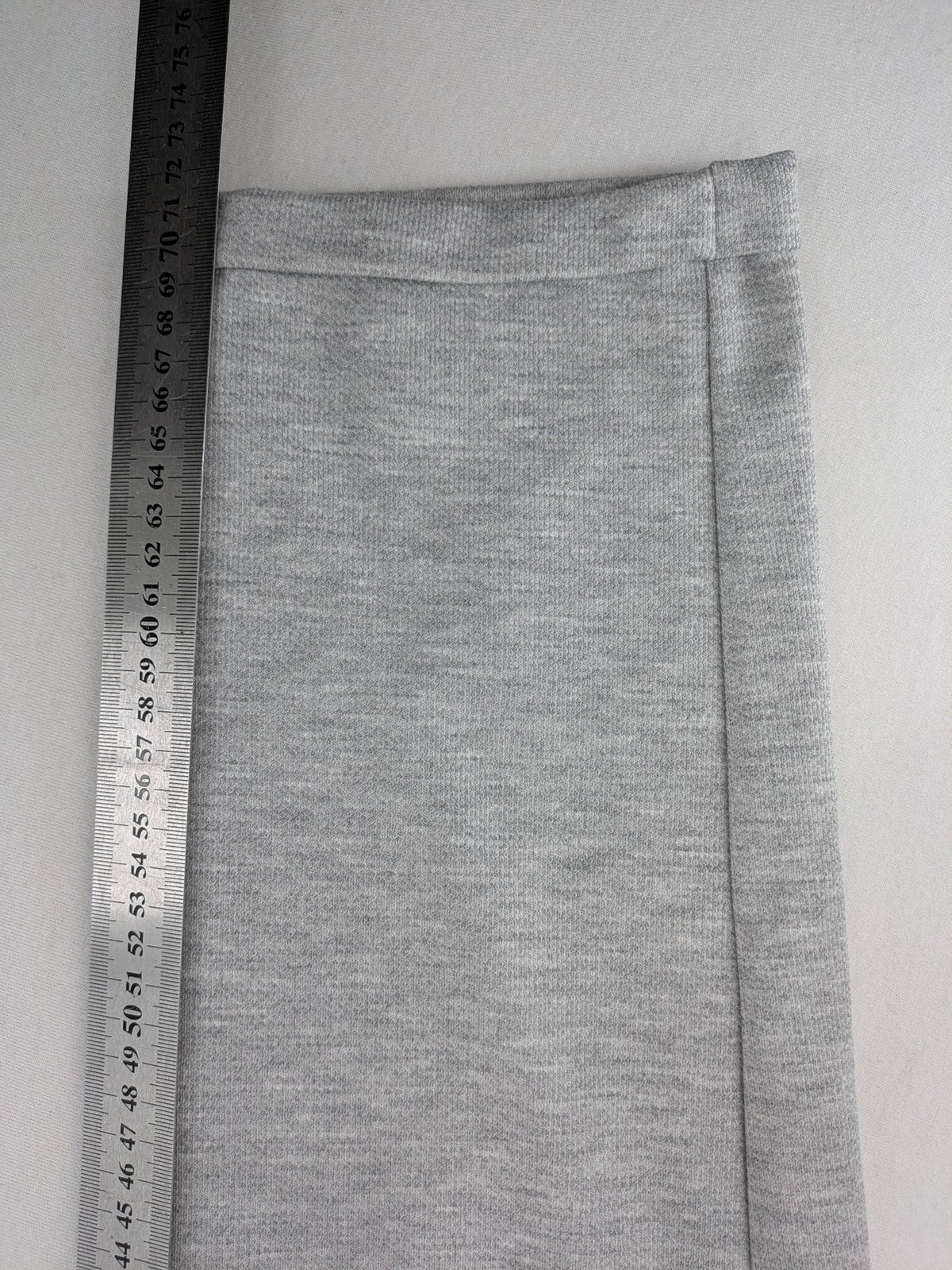 C&A grey sweatpants with elastic waistband, adjustable drawstring, and side pockets.
