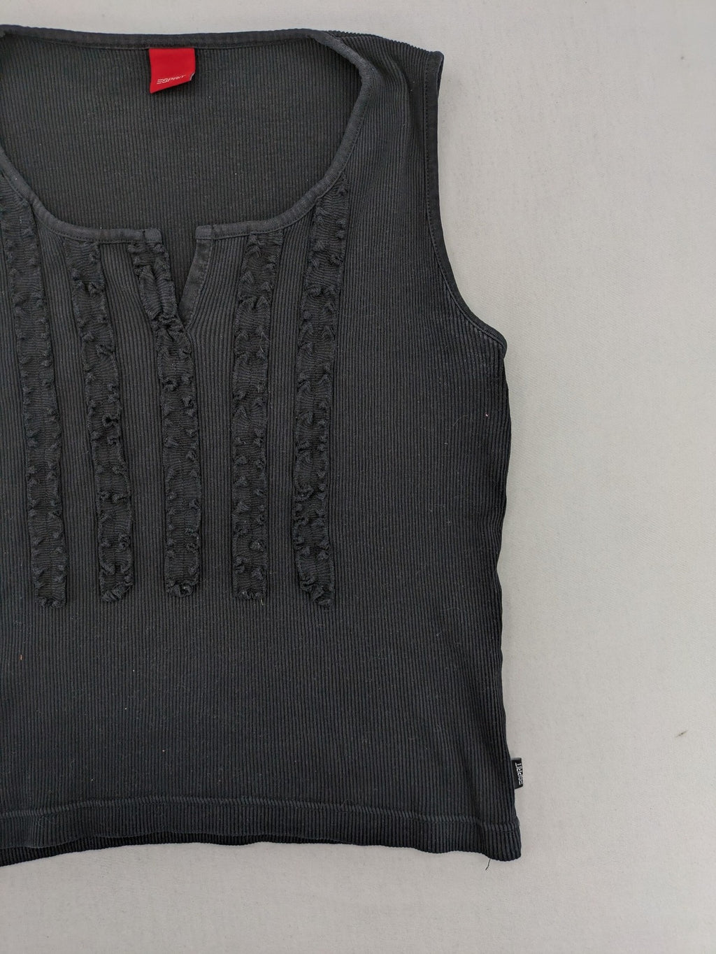 Esprit grey tank top with ruffled details and V-neck, made of soft ribbed cotton.