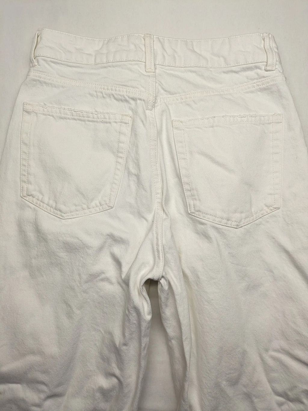 H&M white straight jeans high rise 5-pocket style made from 100% cotton.