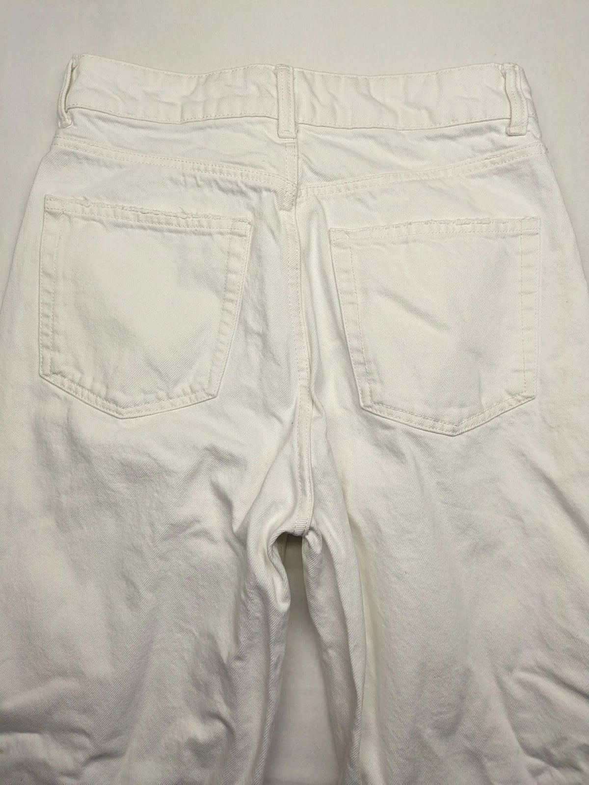 H&M white straight jeans high rise 5-pocket style made from 100% cotton.