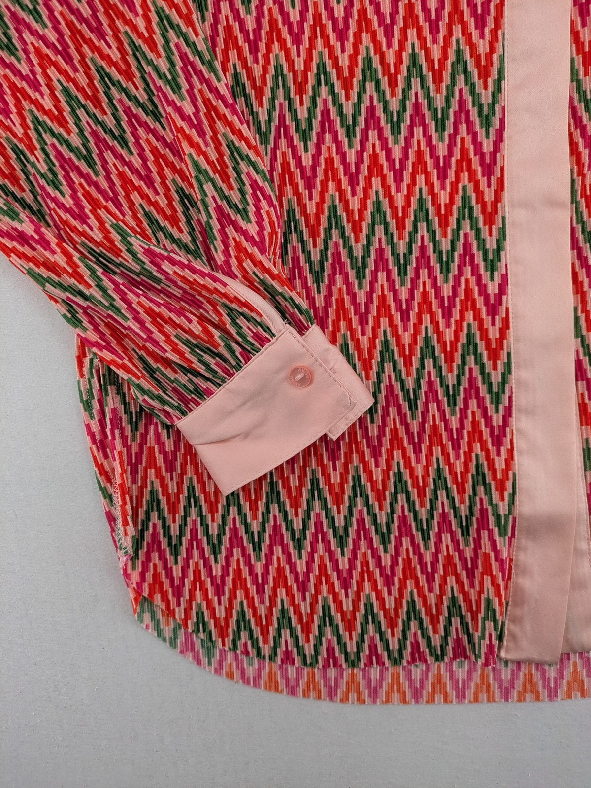 Amisu pink blouse with vibrant zigzag pattern and contrasting light pink collar and cuffs.