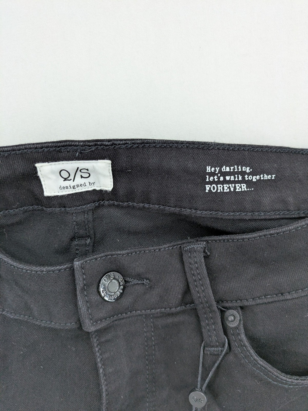 Q/S skinny fit jeans black mid-rise with stretch fabric and sleek silhouette.