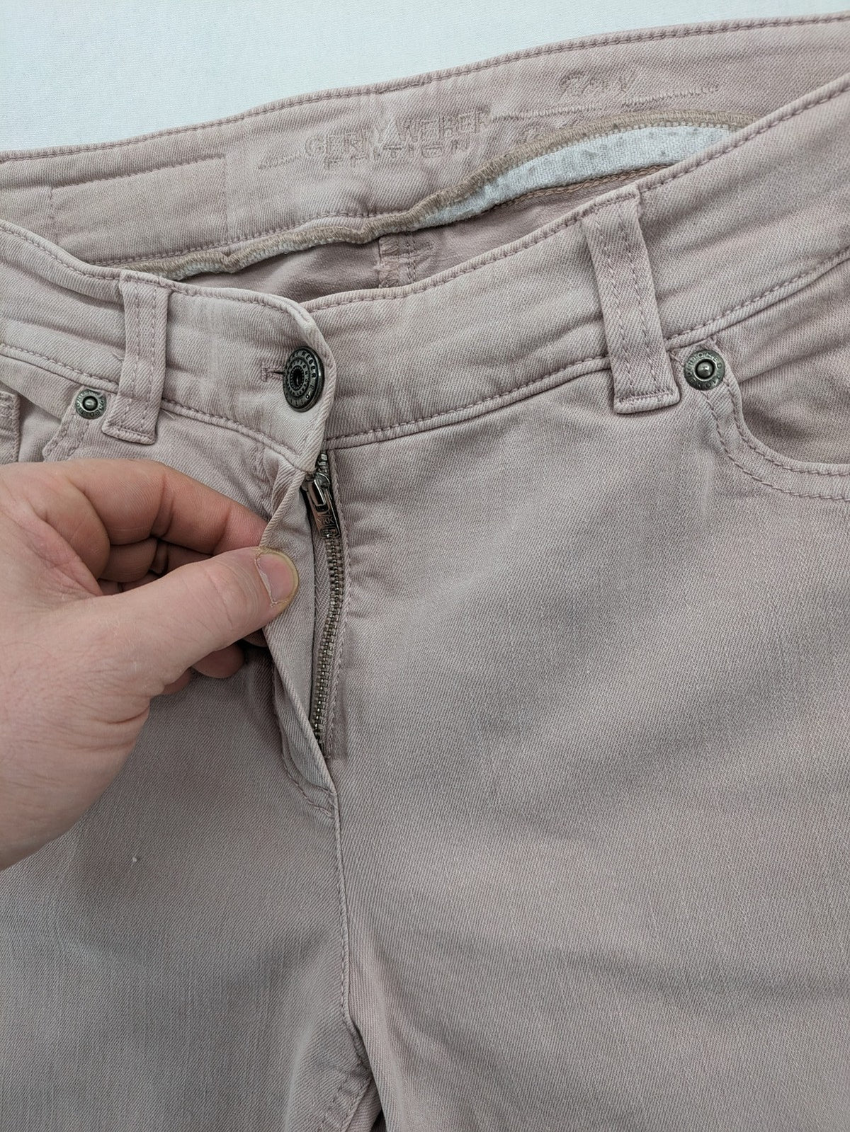 Gerry Weber pink straight jeans classic 5-pocket style with zipper and button closure.
