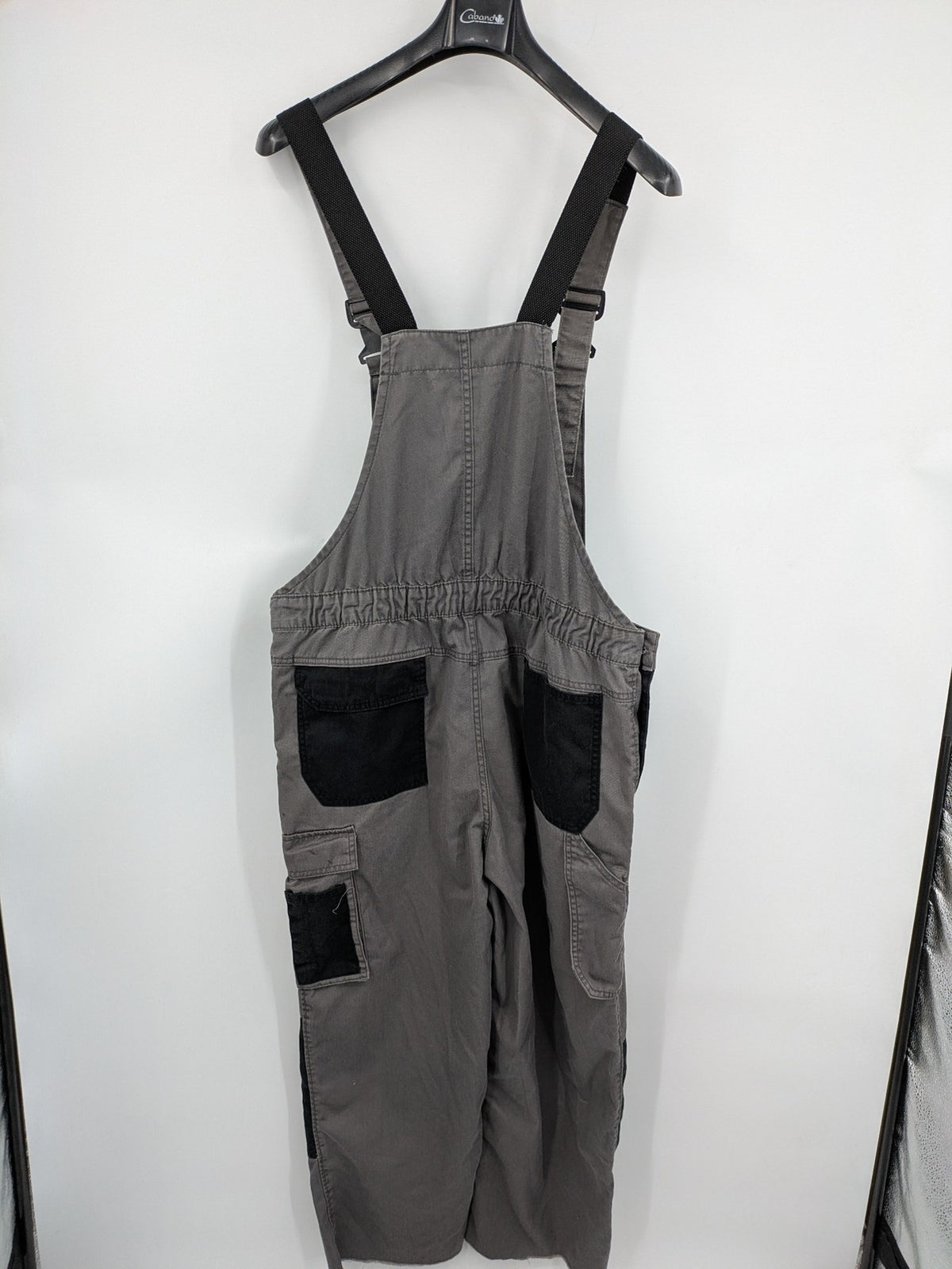 Herren Latzhose grey with black accents, multiple cargo pockets, durable polyester-cotton blend.