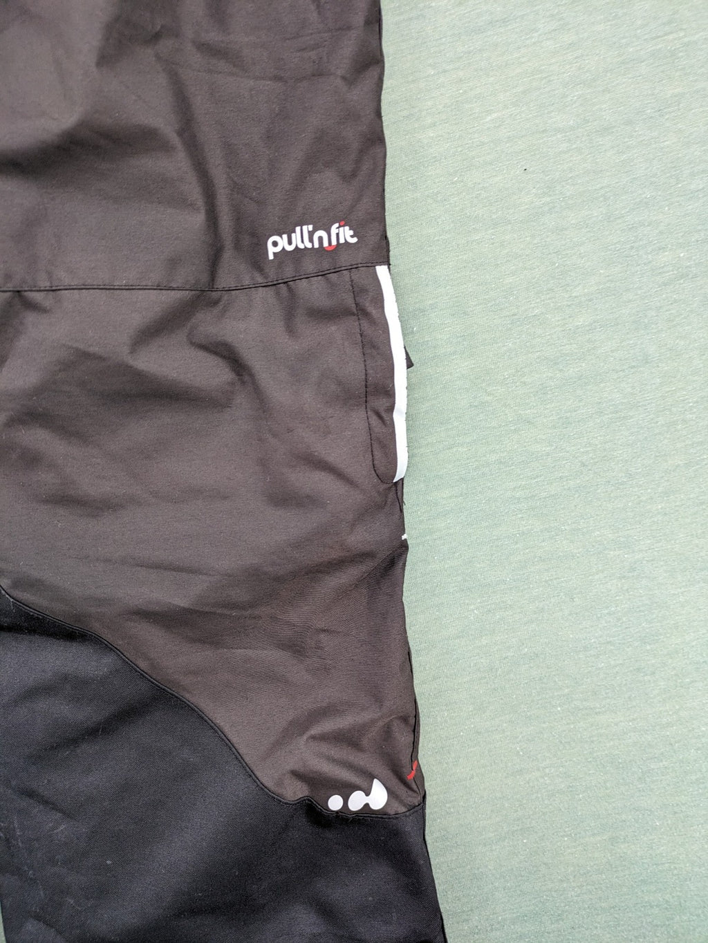 Wed'ze black ski pants with adjustable waistband, zip pockets, and Pull'n'Fit system.