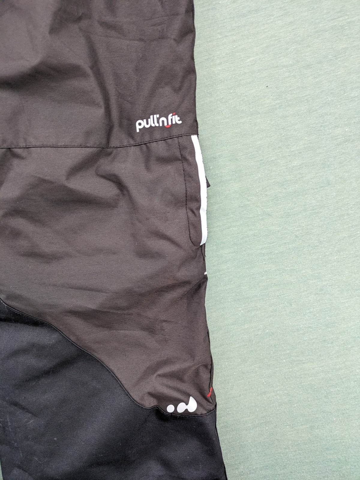 Wed'ze black ski pants with adjustable waistband, zip pockets, and Pull'n'Fit system.