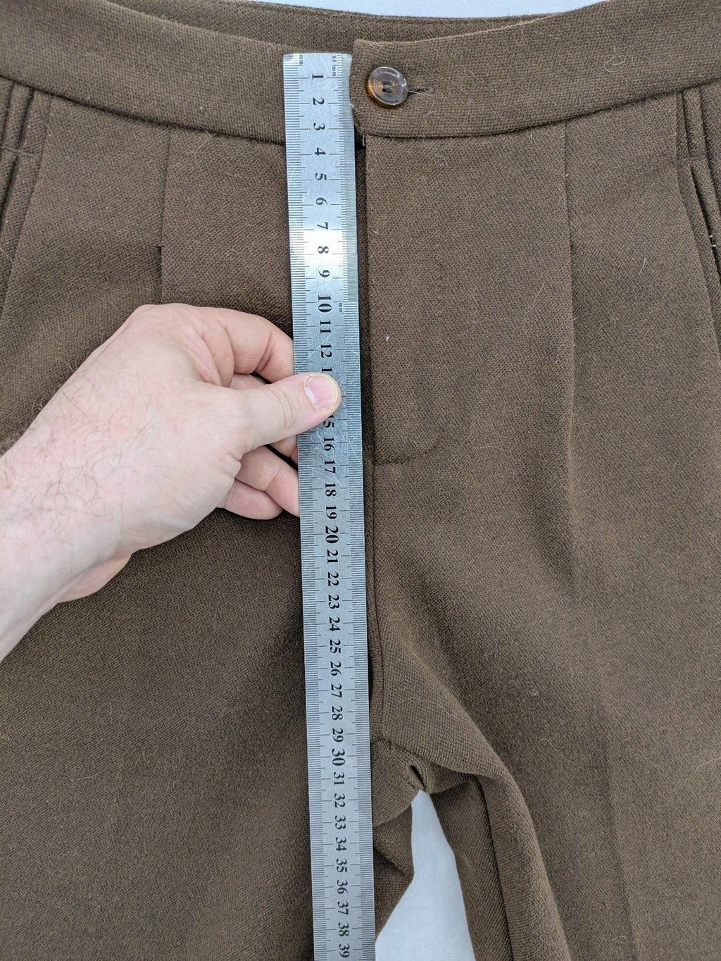 Liuliu pink high waist pants with pleats, side pockets, and classic design.