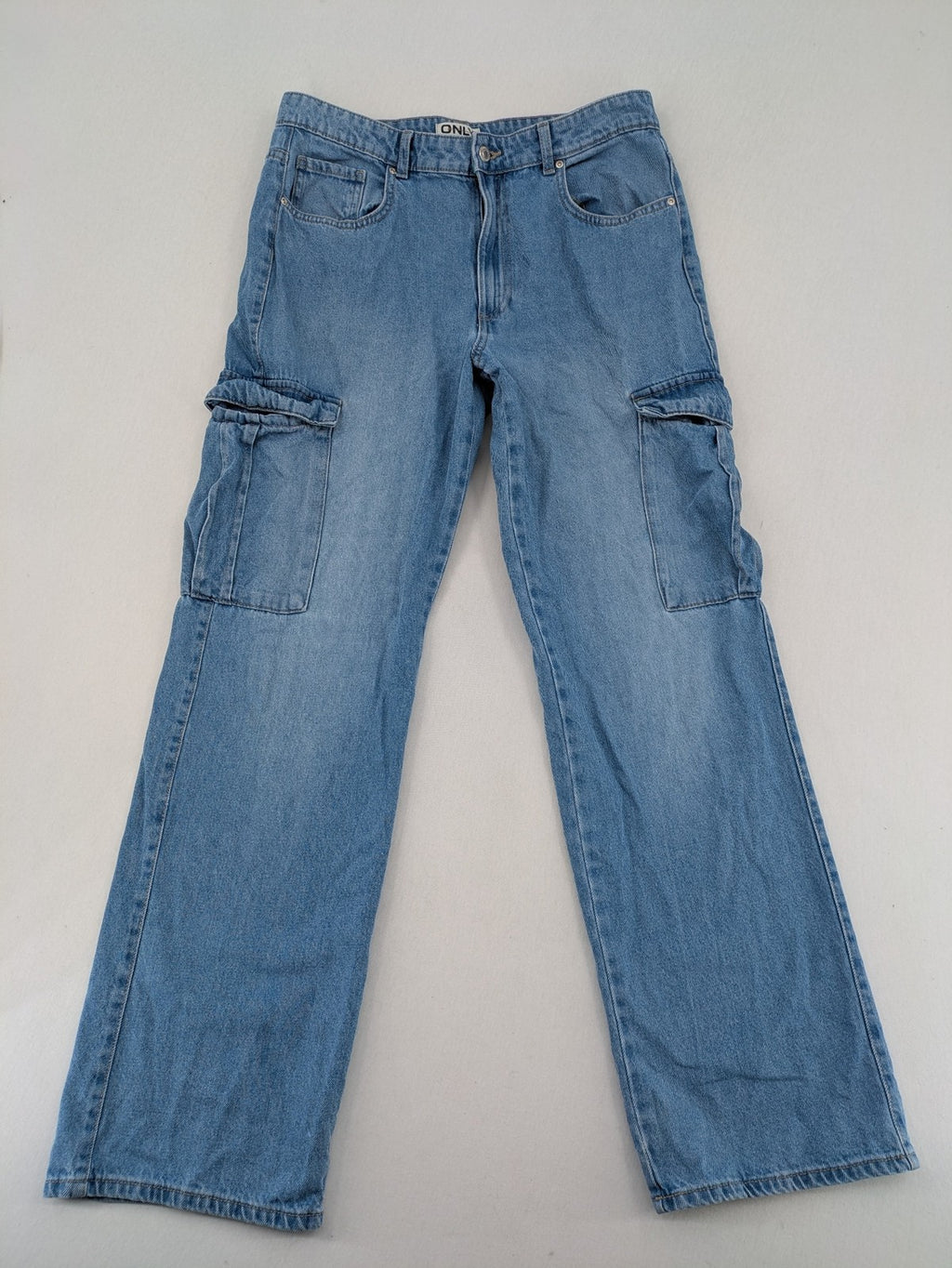 ONLY blue straight jeans with multiple pockets and zipper/button closure, made of 100% cotton.