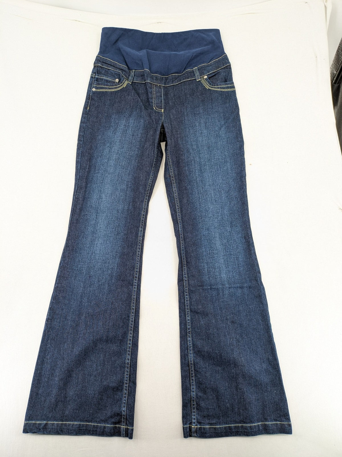 Damen blue bootcut maternity jeans with over-the-belly elastic waistband and classic wash.