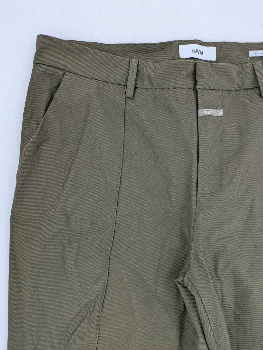 CLOSED khaki pants with vertical seam details and stretch waistband, made from cotton blend.