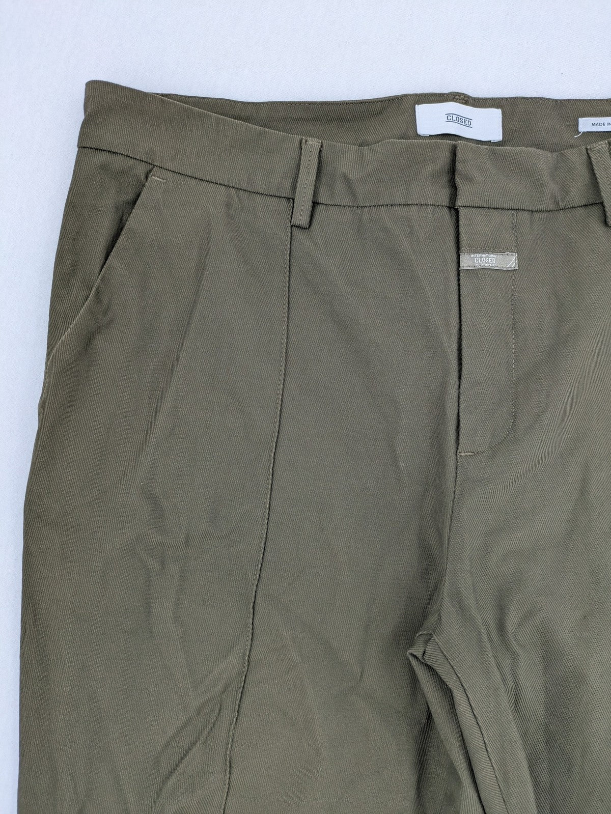 CLOSED khaki pants with vertical seam details and stretch waistband, made from cotton blend.