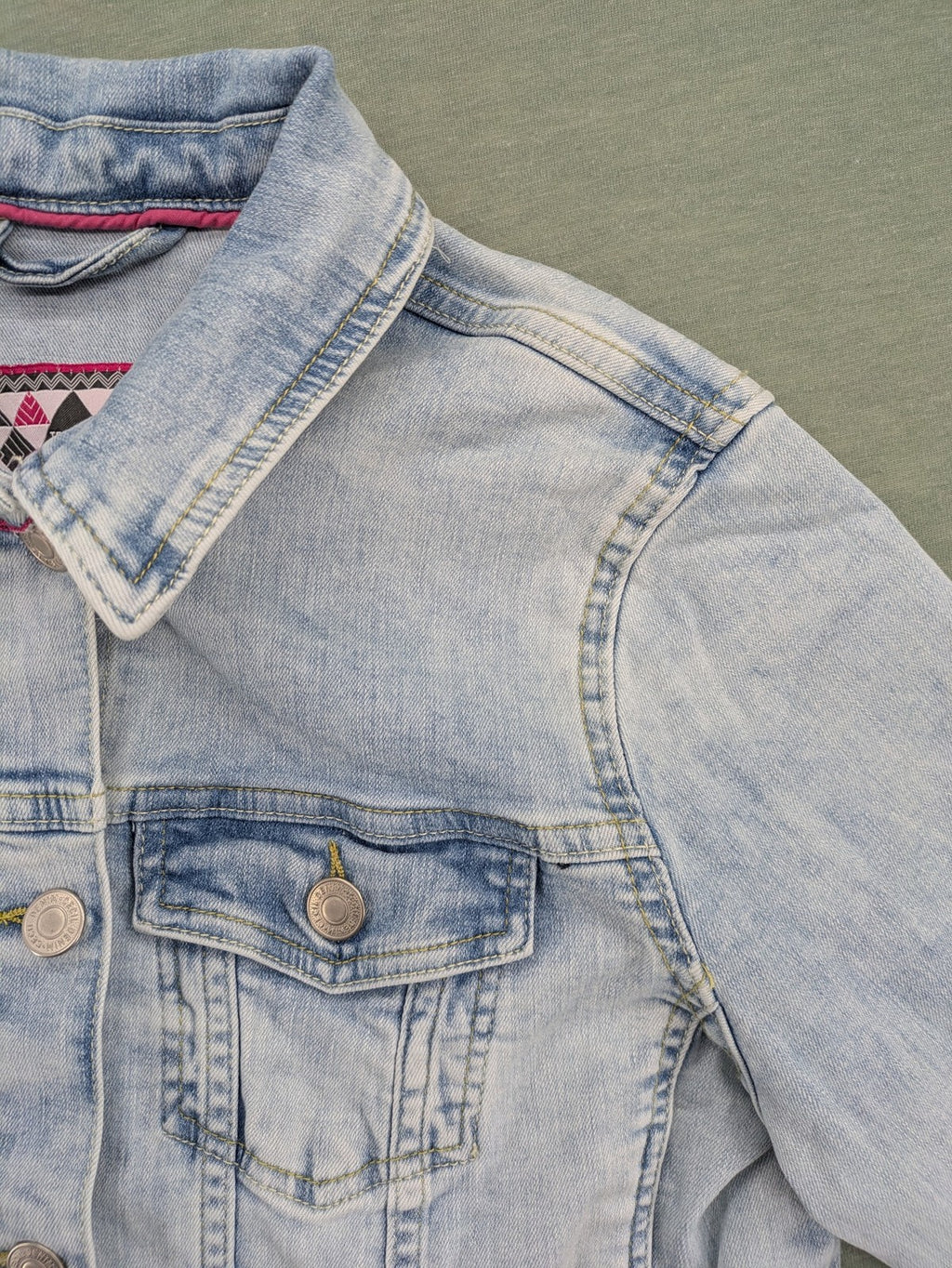 hle blue denim jacket lightwash classic trucker style with pink collar trim and pockets
