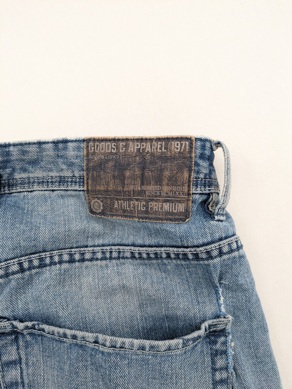 Angelo Litrico blue straight jeans with classic 5-pocket design and button closure.