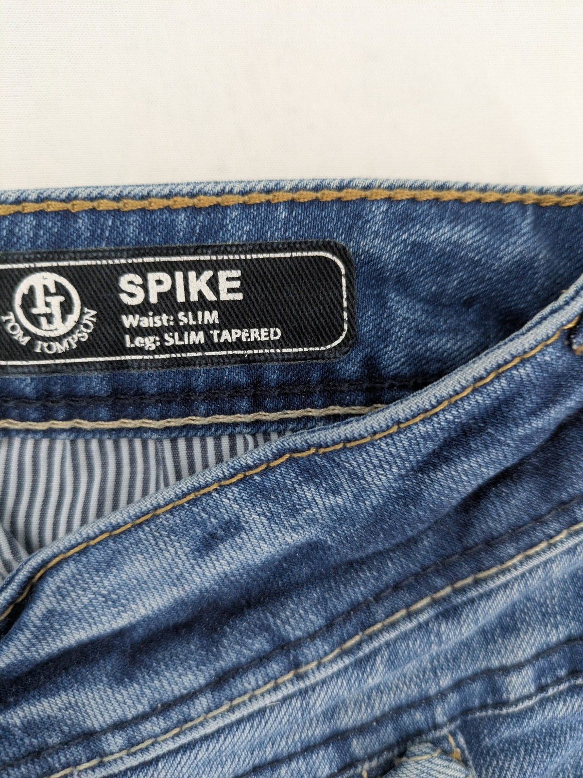 Tom Tompson blue straight jeans with classic 5-pocket style and subtle used effects.