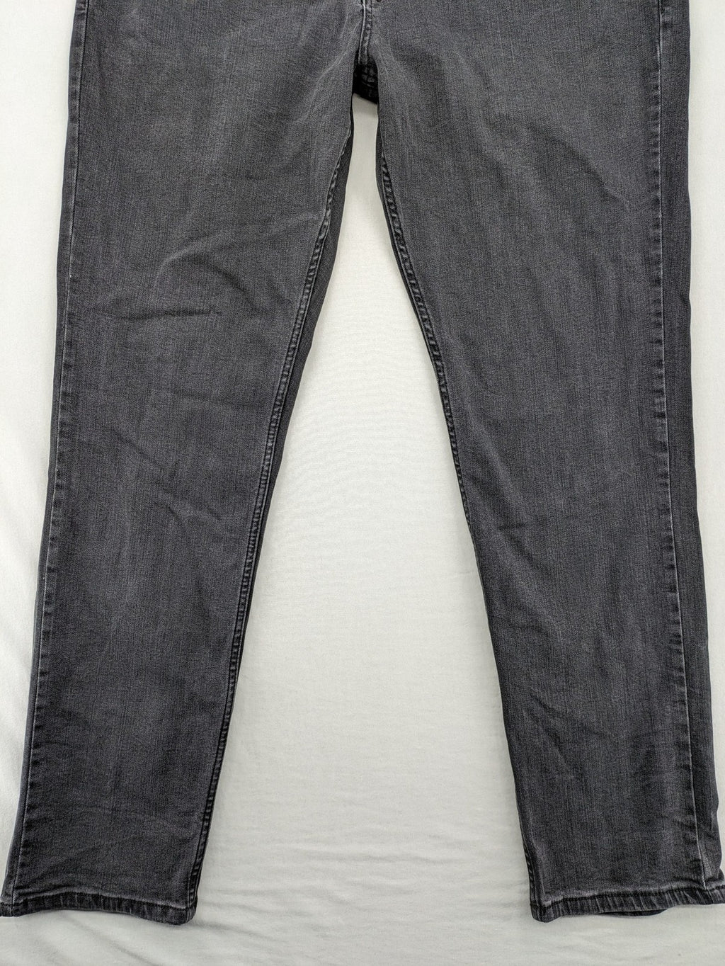Herren black straight jeans 5-pocket style with zipper and button closure, cotton blend.