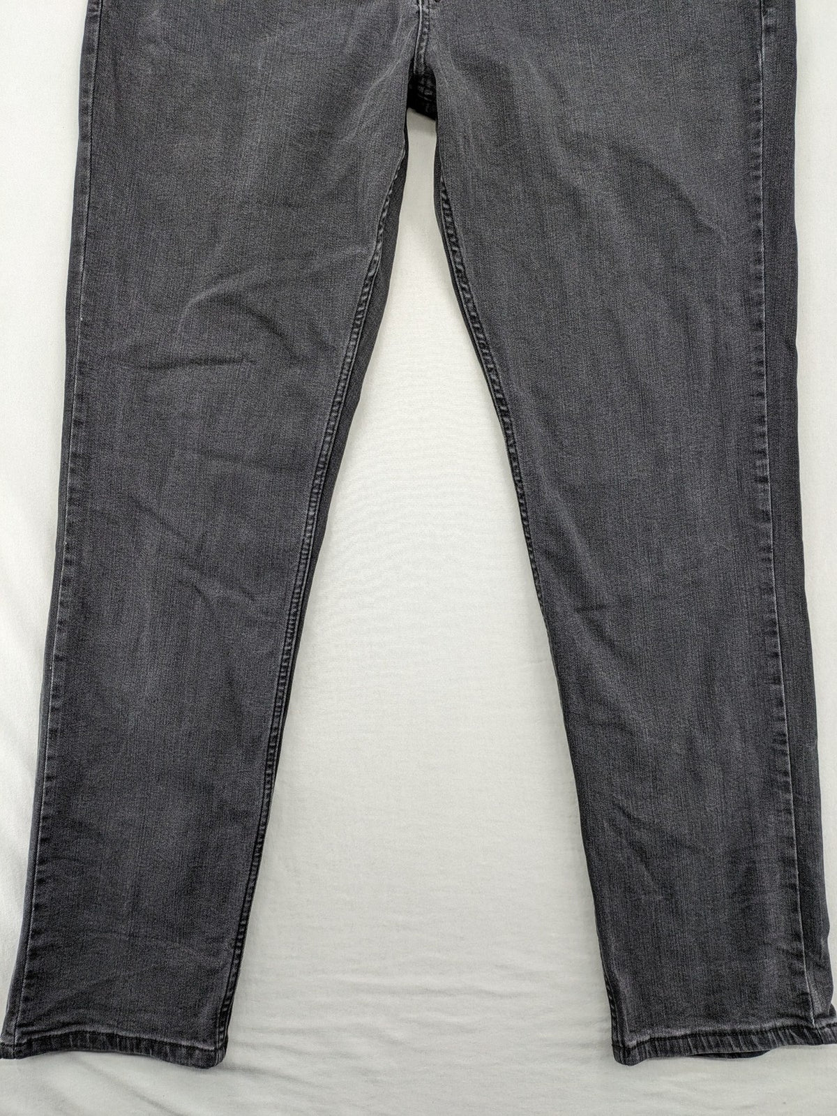Herren black straight jeans 5-pocket style with zipper and button closure, cotton blend.