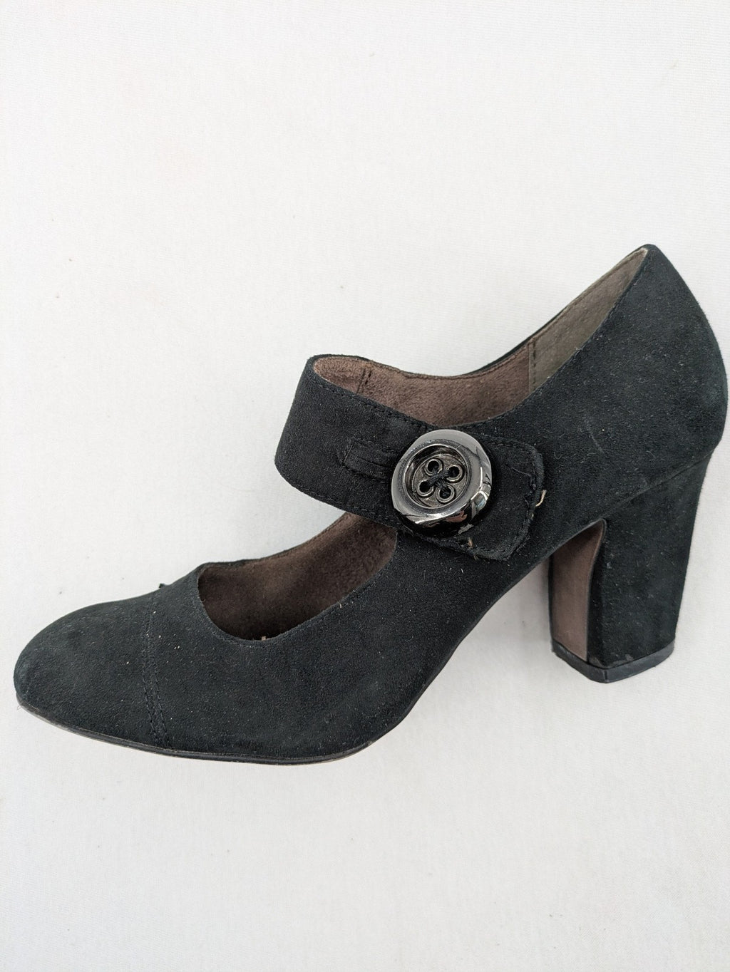 Elegante black high heels Mary Jane style with decorative button and block heel.