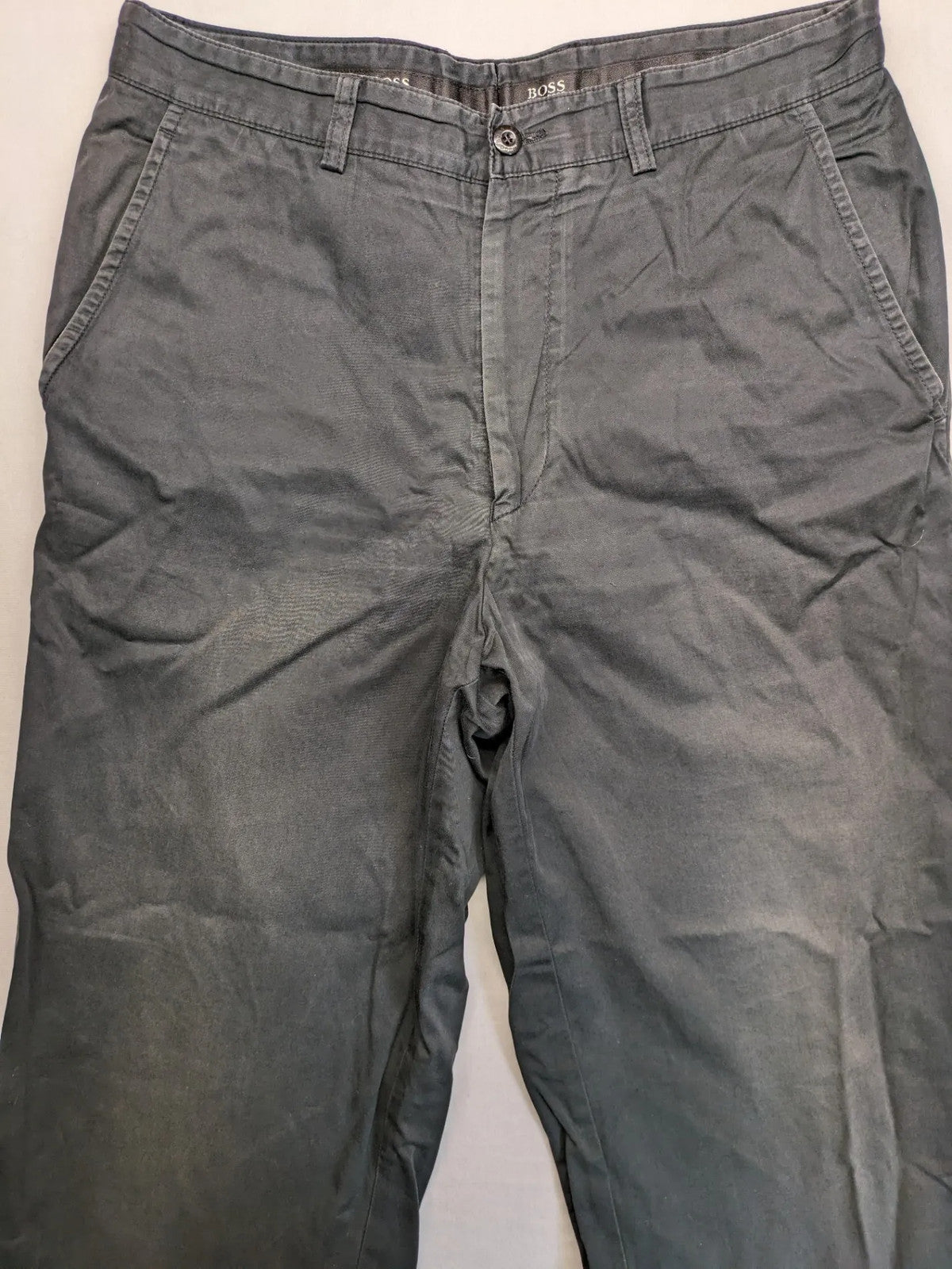 BOSS Hugo Boss grey chinos with button and zipper closure, classic design, 100% cotton.