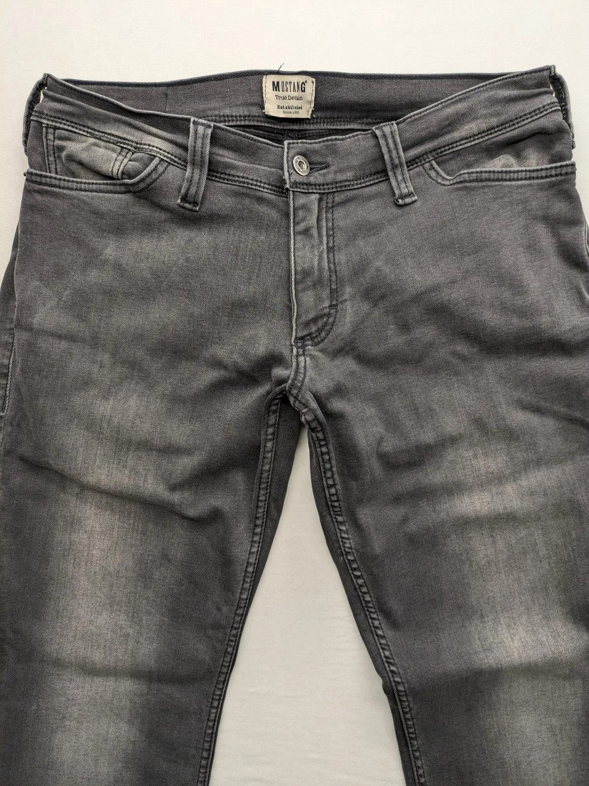 Mustang straight jeans grey washed look with classic 5-pocket design and zipper.