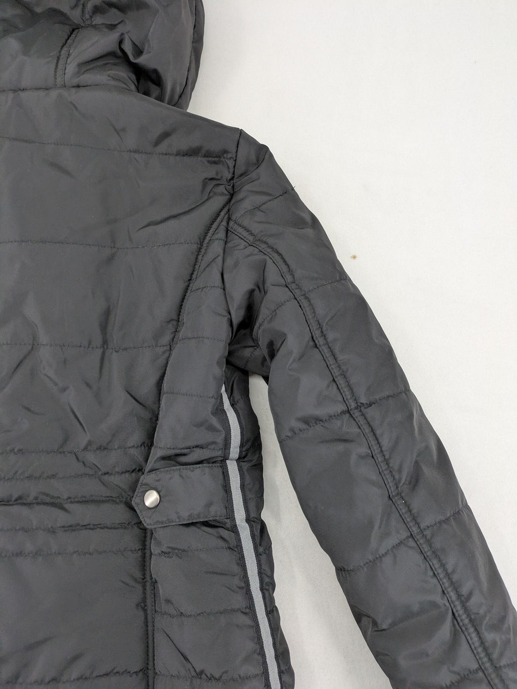Vero Moda black quilted jacket with hood, reflective stripes, nylon material.