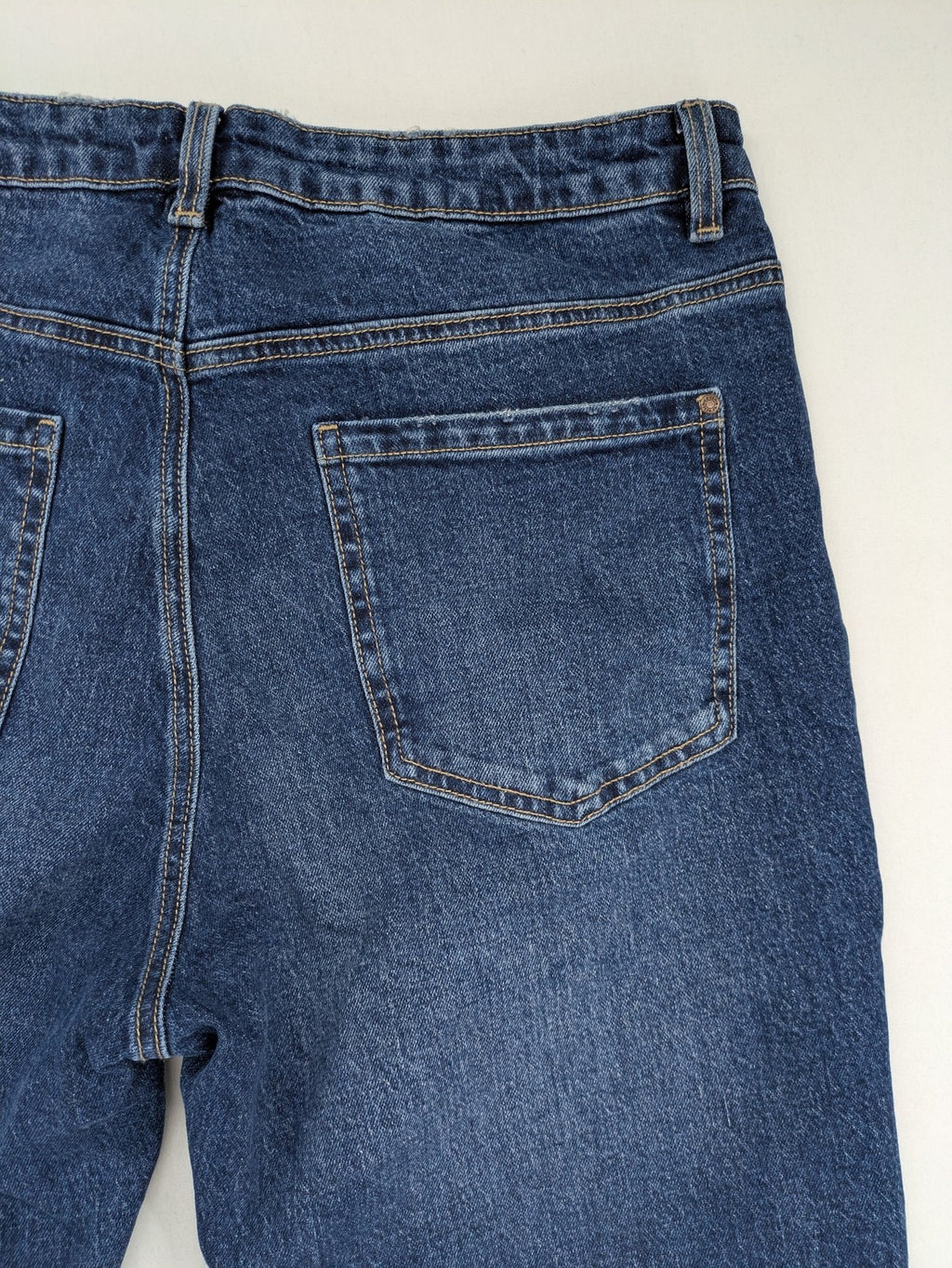 Reserved blue straight jeans high waist with classic fit and stretch cotton material.