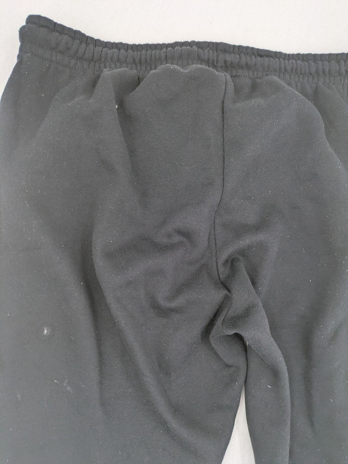 Kuyruun black jogging pants with kangaroo logo, elastic waistband, and ribbed cuffs.