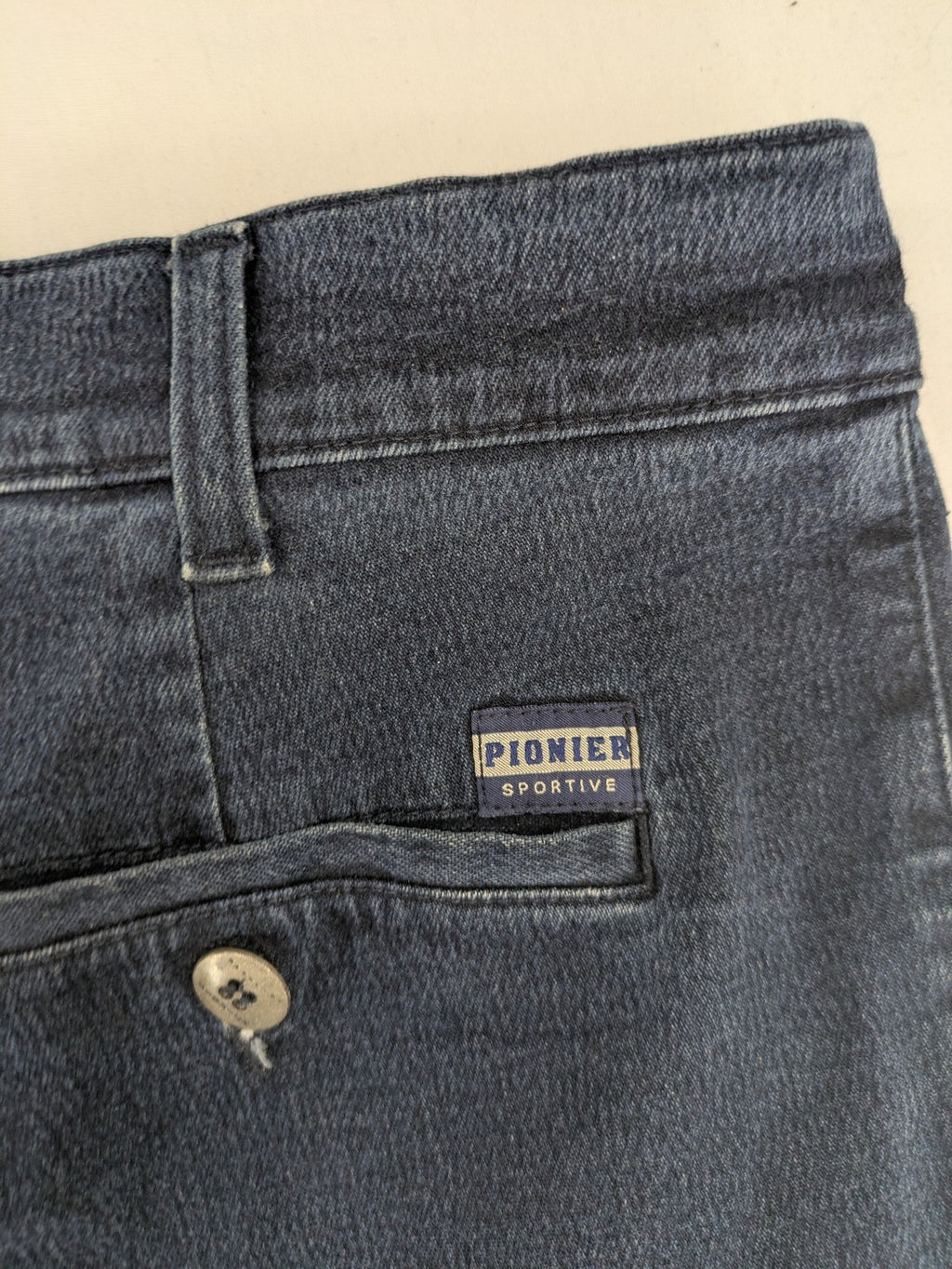 Pionier blue straight jeans with pleats, made from comfortable cotton stretch material.