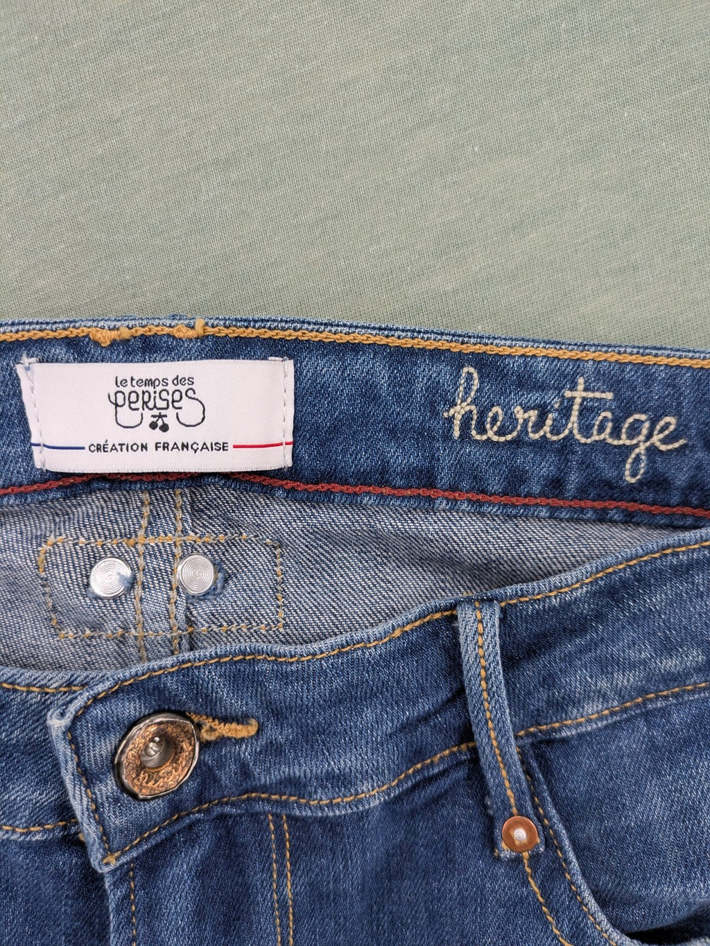 Le Temps des Cerises blue straight jeans, medium wash, 5-pocket design, Candiani denim.
