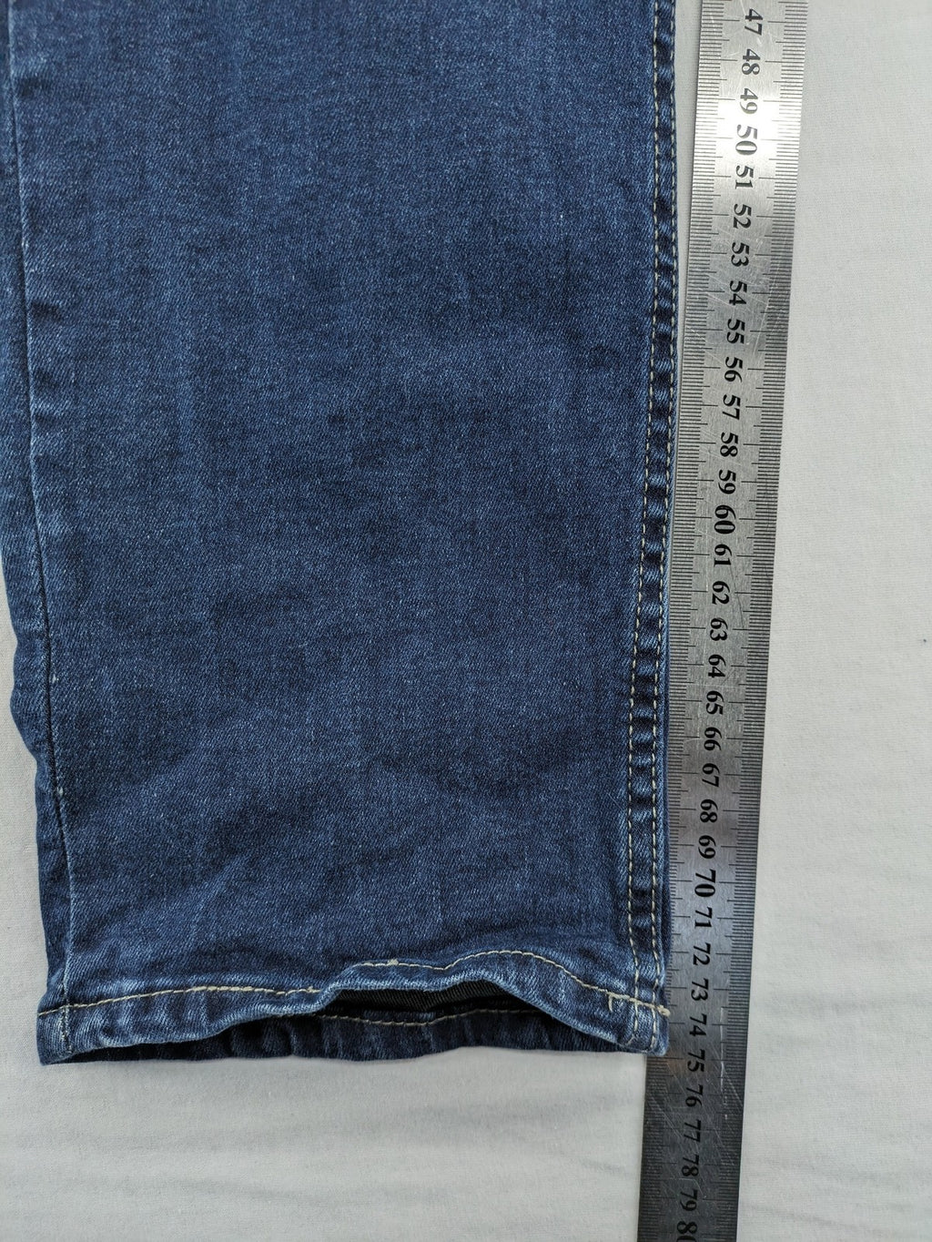 Jack's blue tapered jeans with light wash, 98% cotton, 2% elastane blend.