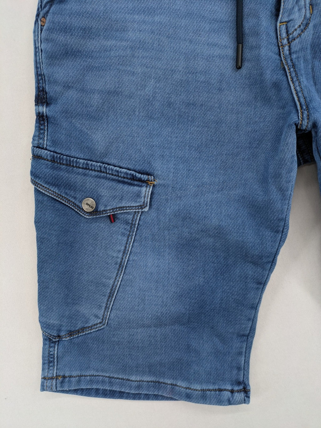 Herren blue denim cargo shorts with adjustable drawstring and multiple buttoned side pockets.
