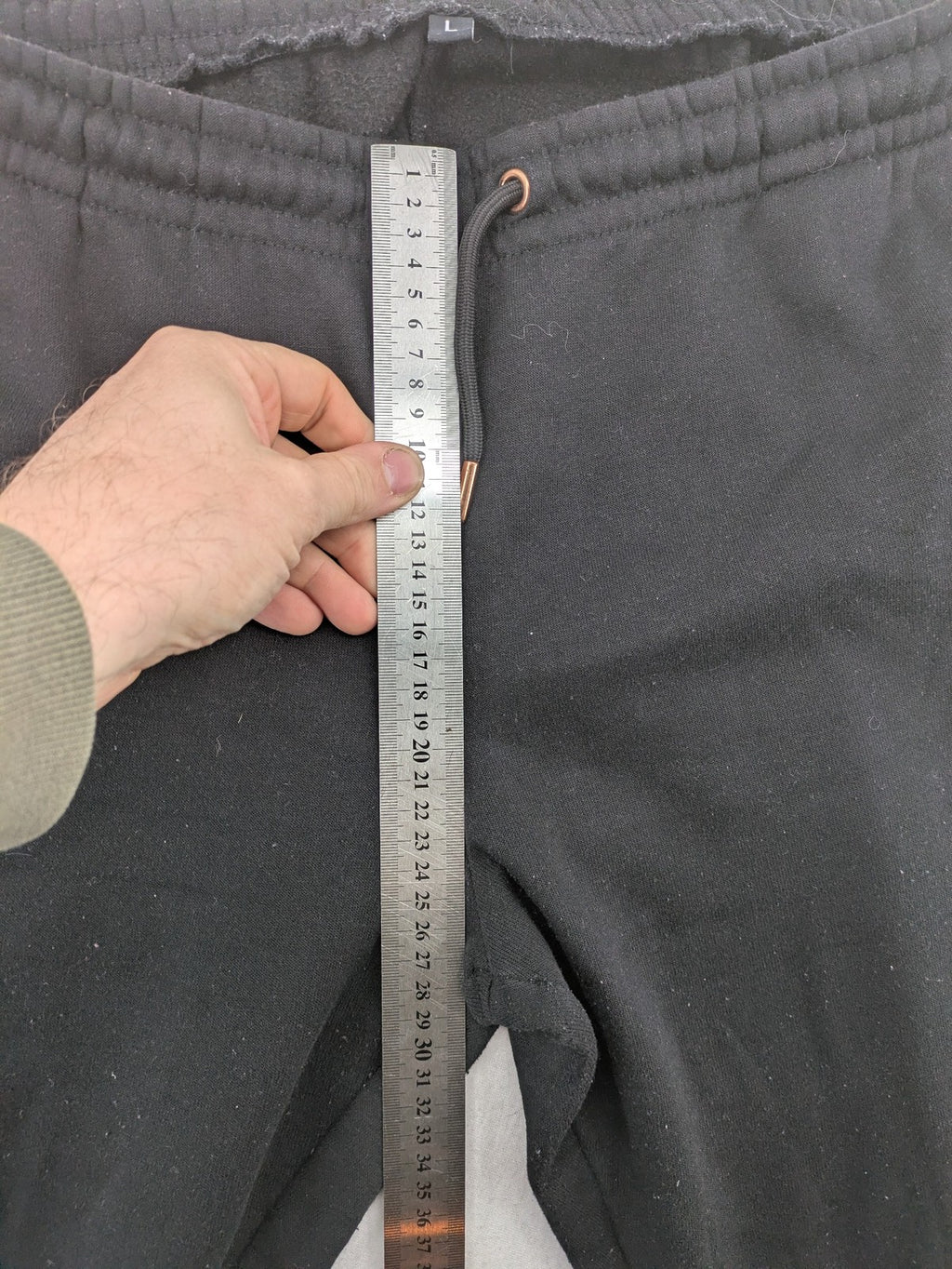 Kuyruun black jogging pants with kangaroo logo, elastic waistband, and ribbed cuffs.