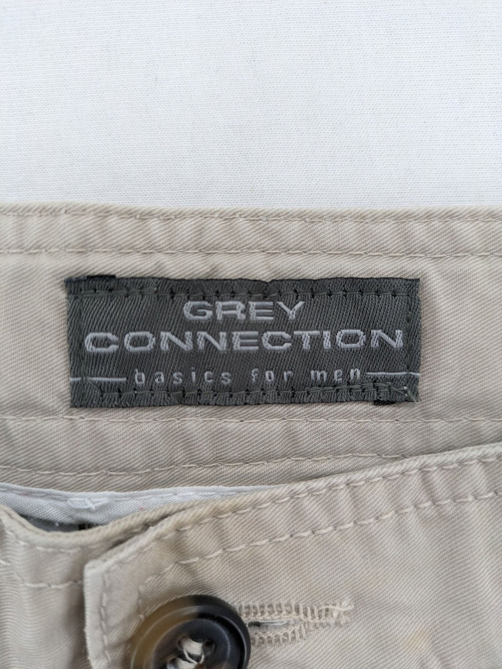 Grey Connection beige cargo shorts with multiple pockets and button closure, made from cotton.